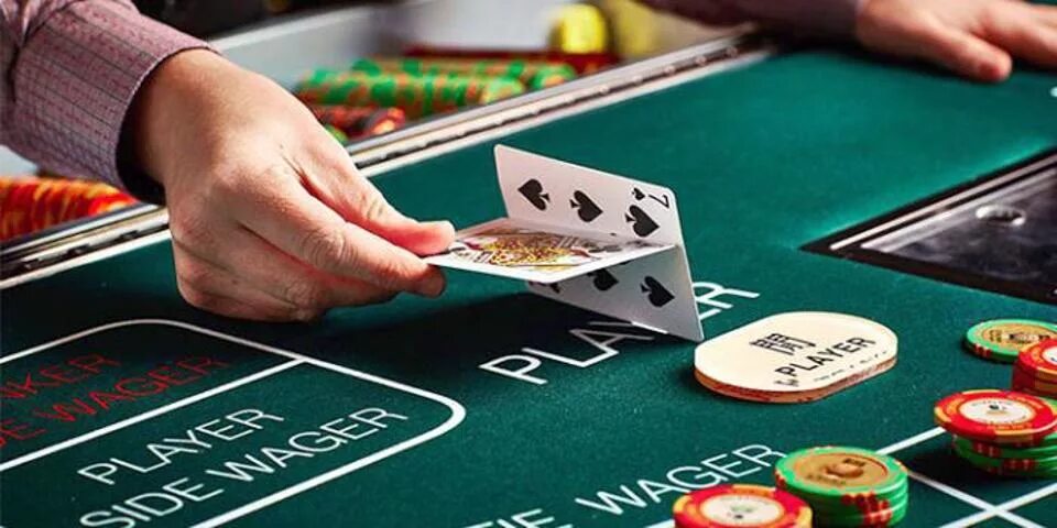 Азартные игры в исламе. Baccarat игра. Казино Покер. Игральный стол в казино. Баккара казино.