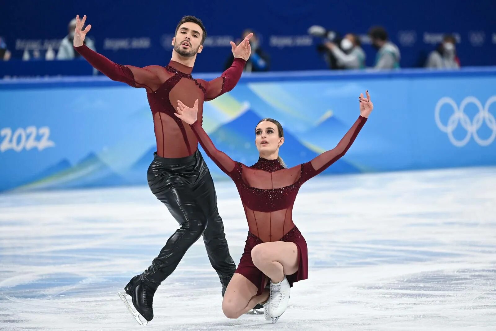 Кататься на льду. Ледниковый период 2020 кузьмина и энберт. Дайнеко и ягудин ледниковый период. Эван бейтс фигурист. Катание на льду на первом.