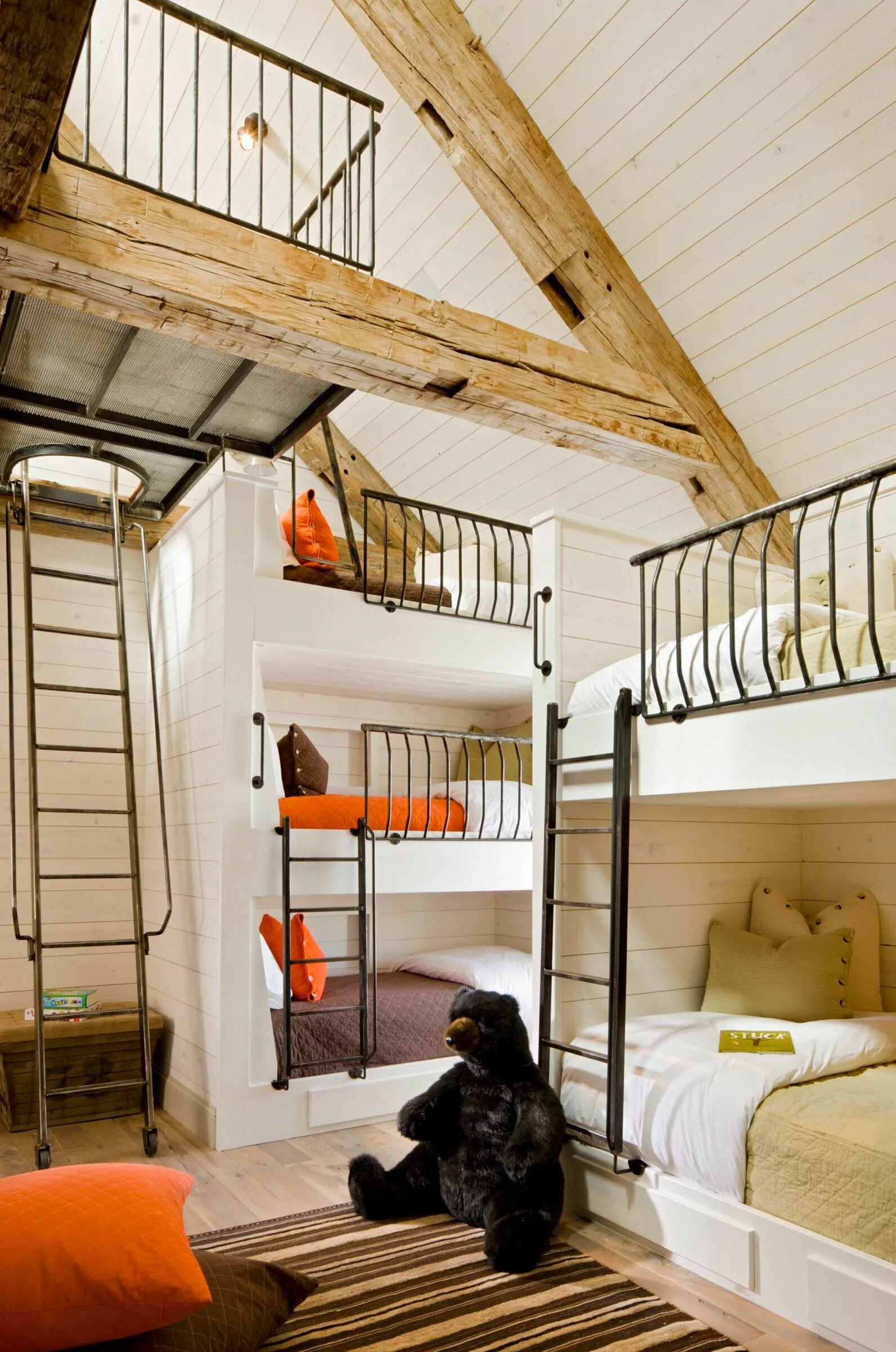 Найти комнату на 2 человека. Мезонин 70 двухъярусная кровать. Кровать со вторым этажом. Спальня с высокими потолками. Двухэтажная комната для подростка.
