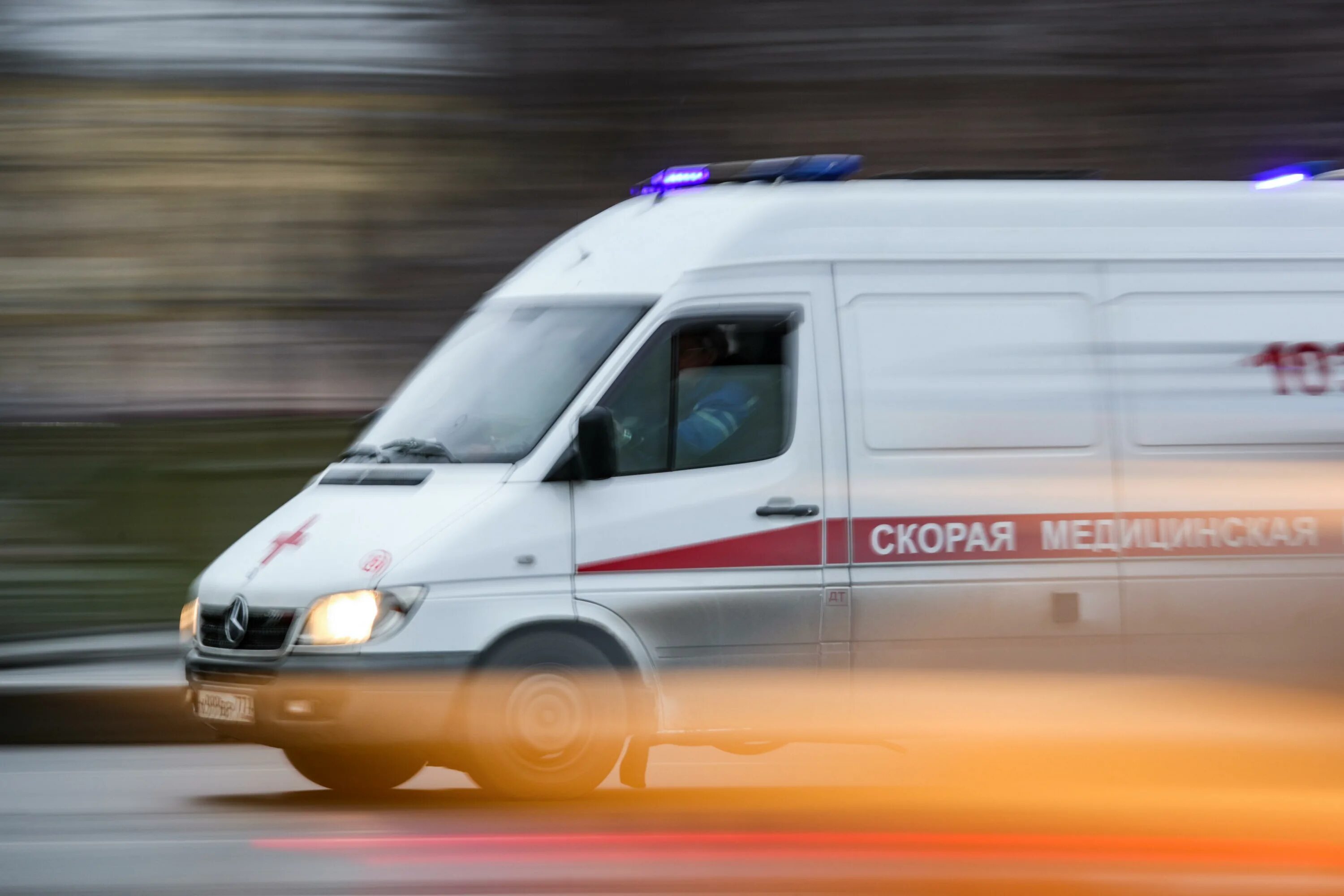 Едет на помощь. Скорая едет. скорая едет по трассе. машина скорой мчится.