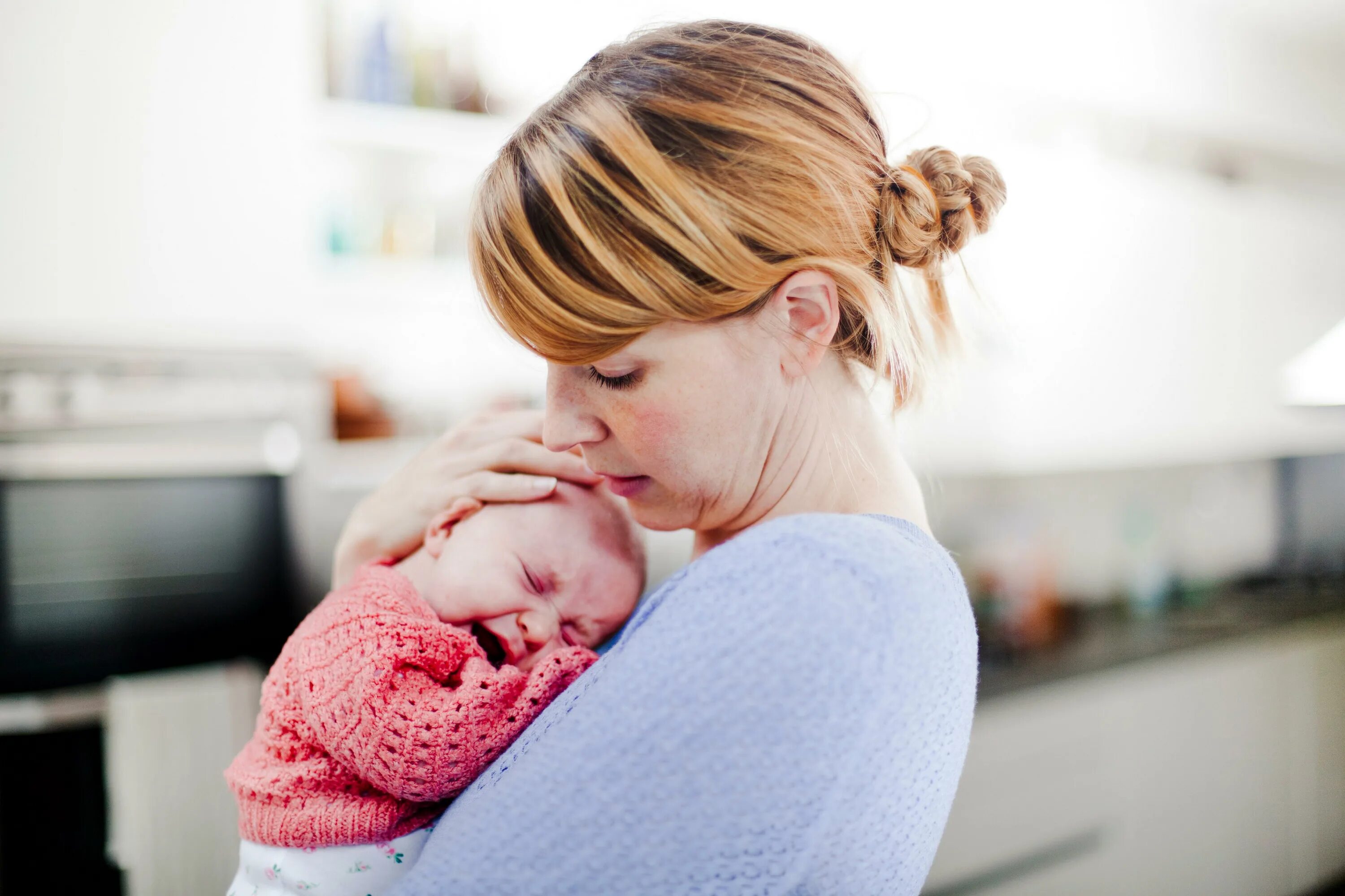 Mother has a daughter. Женщина с ребенком. Мать с ребенком. Мама и новорожденный. Мама с ребёнком на руках.