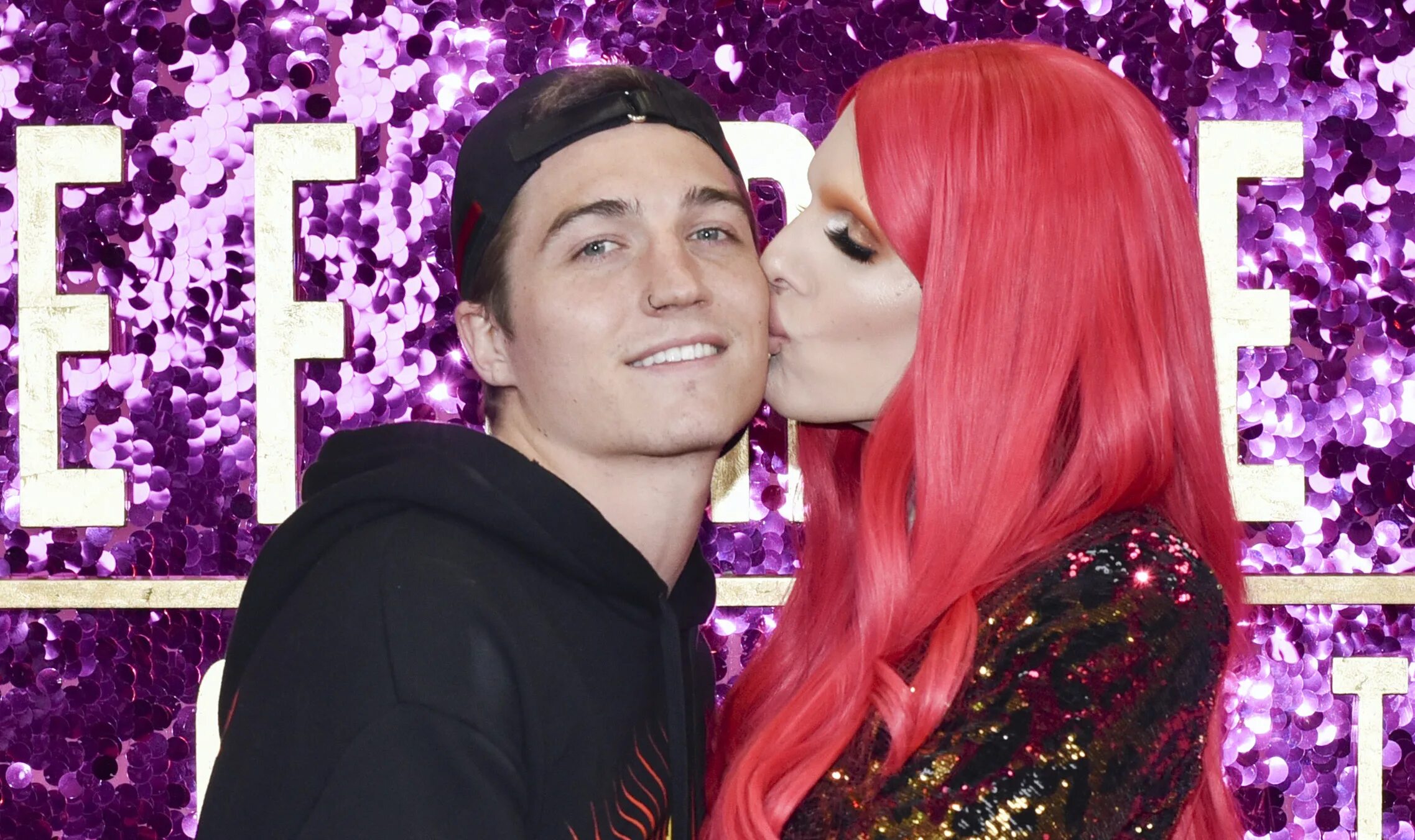 Star dates. Джеффри Стар бойфренд. Jeffree Star boyfriend. Jeffree Star с мамой. Джеффри Стар с мамой.