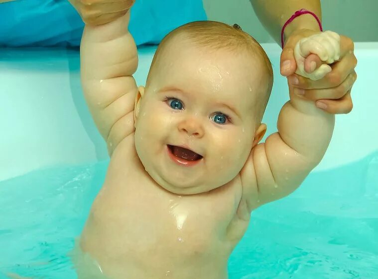 Плавание для грудничков. Дети в бассейне. Бассейн для грудничкового плавания. Плавание грудничка в ванной. Массаж закаливание