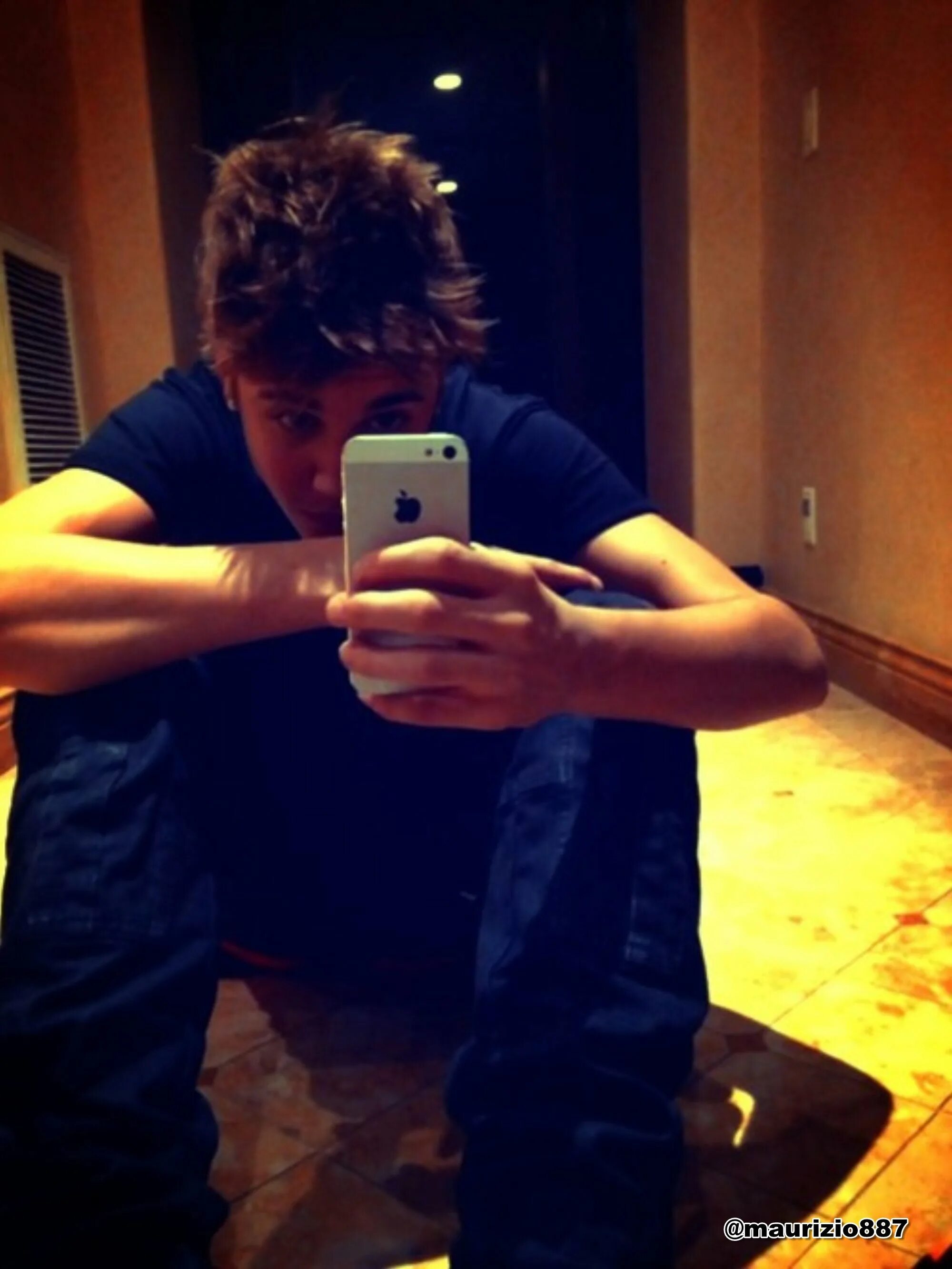 Парень с айфоном. Торс мужчины домашнее. Мальчик с айфоном возле зеркала. Авы для парней. Парень без дома.