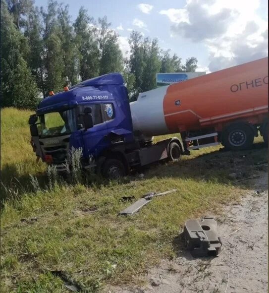 Бензовоз врезался. Бензовоз в сочи. Автоцистерна на трассе. Машина бензовоз. Фура бензовоз.