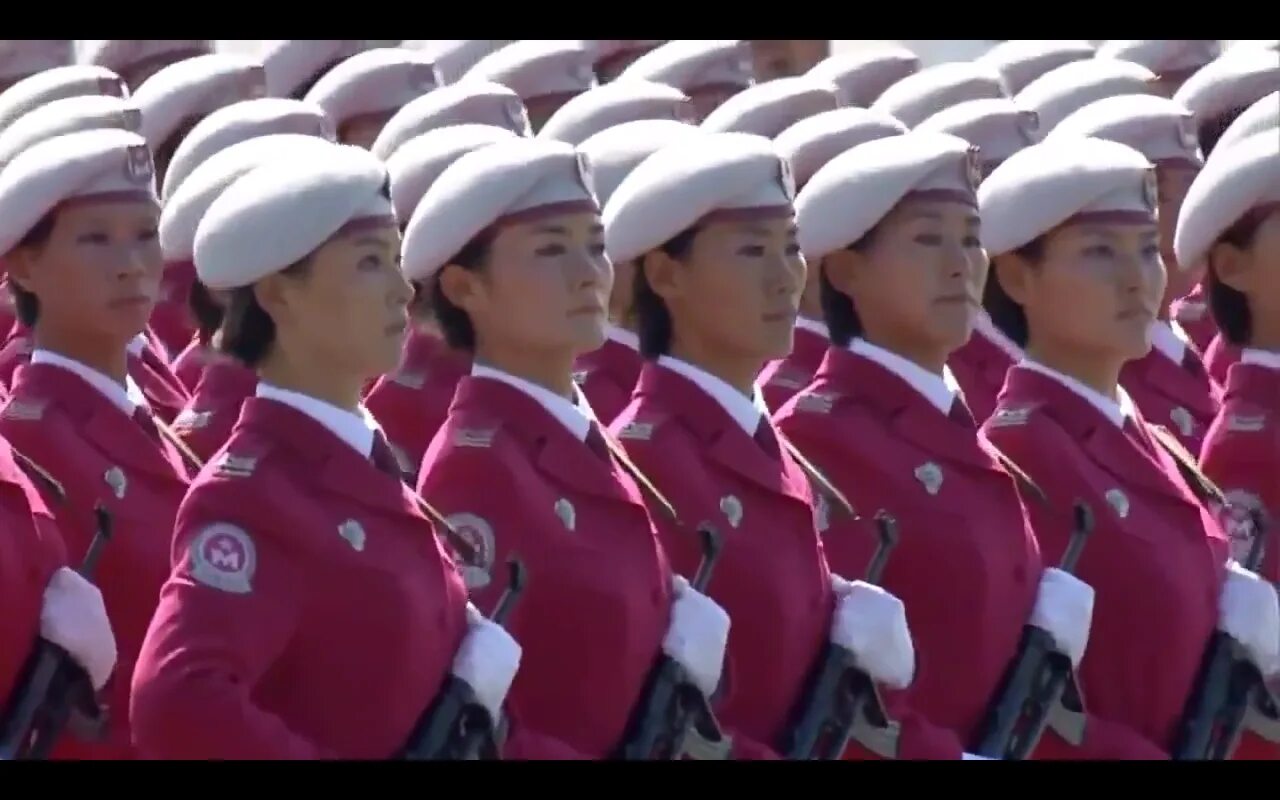Китайские девушки - военный парад ( катюша ). Парад китайских девушек под. Парад китайских девушек под. Китаянки в военной форме. Маршируют китайские девушки на параде.