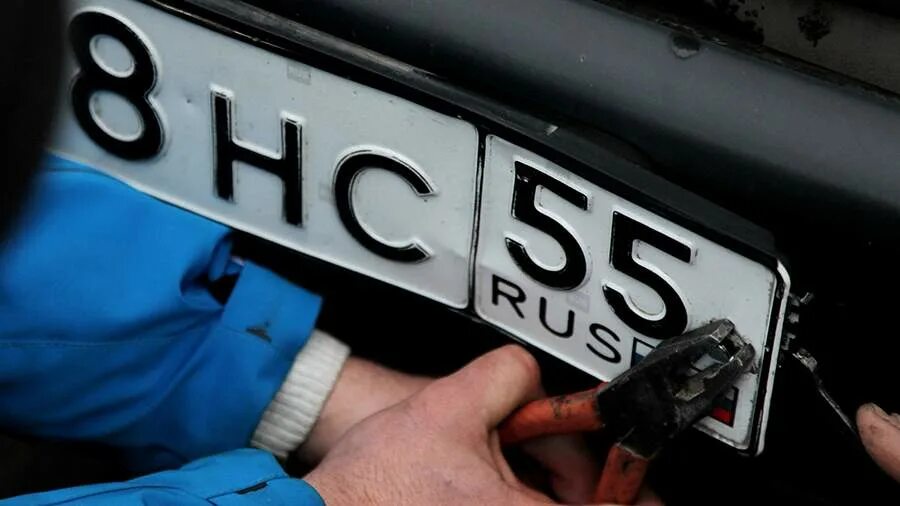 Крепление номера на автомобиль. Автомобильные номера. Новые номера на авто. Крепление гос номера рамка. Установка госномеров.