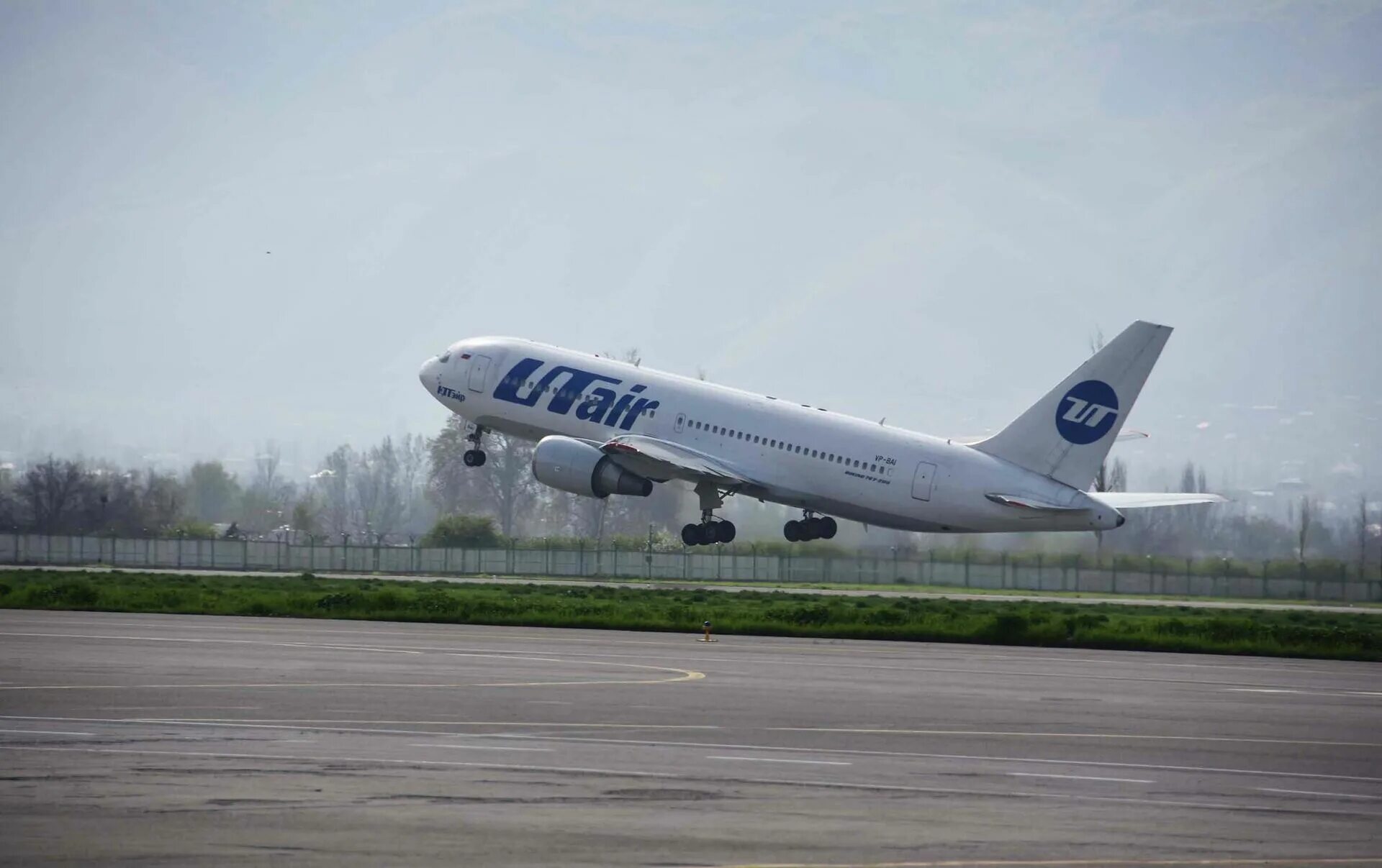 Душанбе внуково 802. UTAIR aviakompaniyasi. UTAIR Москва Душанбе. ЮТЭЙР Таджикистан. Самолет. ЮТЭЙР. Таджикистан.