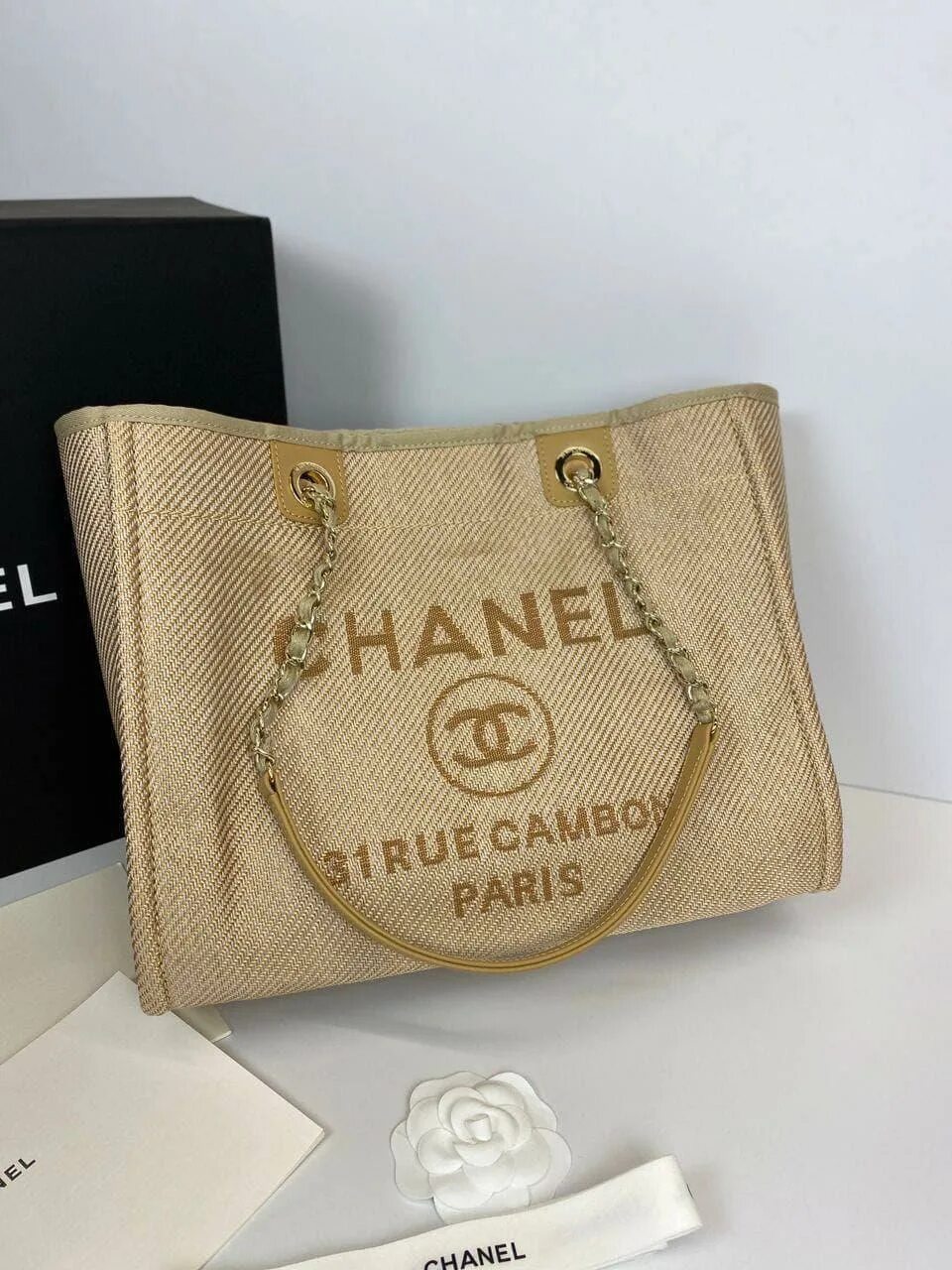 Стильные девушки с брендовыми пакетами. Chanel shopping. Первый магазин коко шанель в париже 1910. Шоппинг бренды стильно. Магазин шанель.