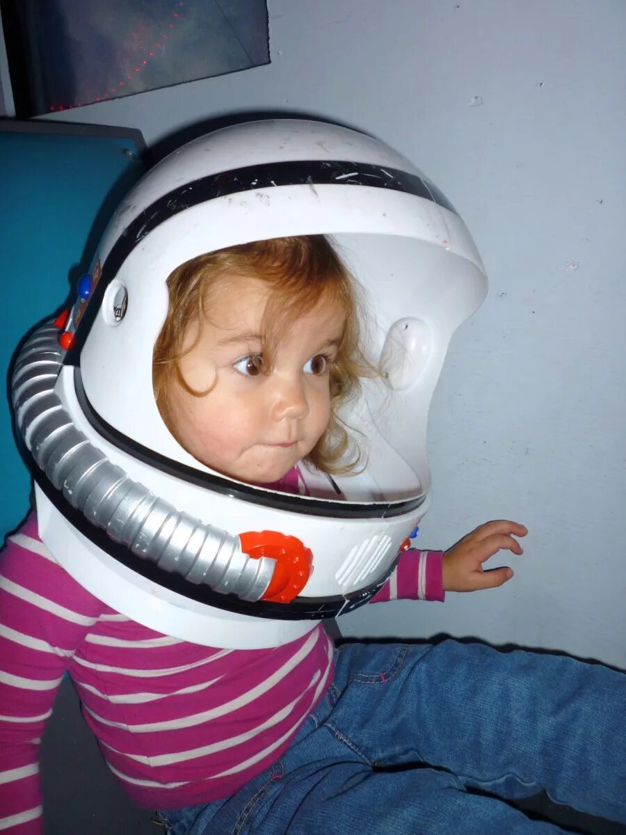 Сделать шлем космонавта своими руками для ребенка. Космический шлем. Космический шлем для ребенка. Шлем Космонавта в садик. Космический шлем поделка.