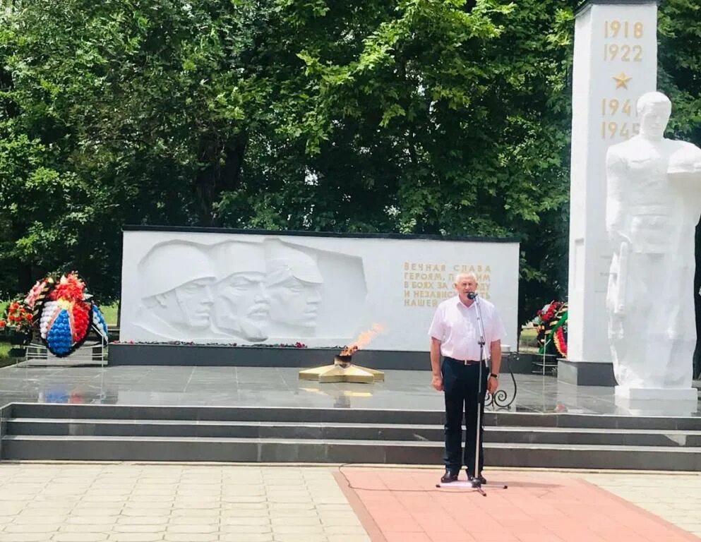 Погода новокубанск подробная. Вечный огонь Новокубанск. Парк Новокубанск Новокубанский культуры. Новокубанск памятники. Памятник 660 Новокубанск.