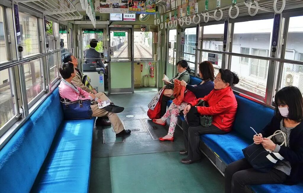 японских общественных местах. метро в японии внутри. люди в общественном транспорте. японки в общественном транспорте. автобус китаец.