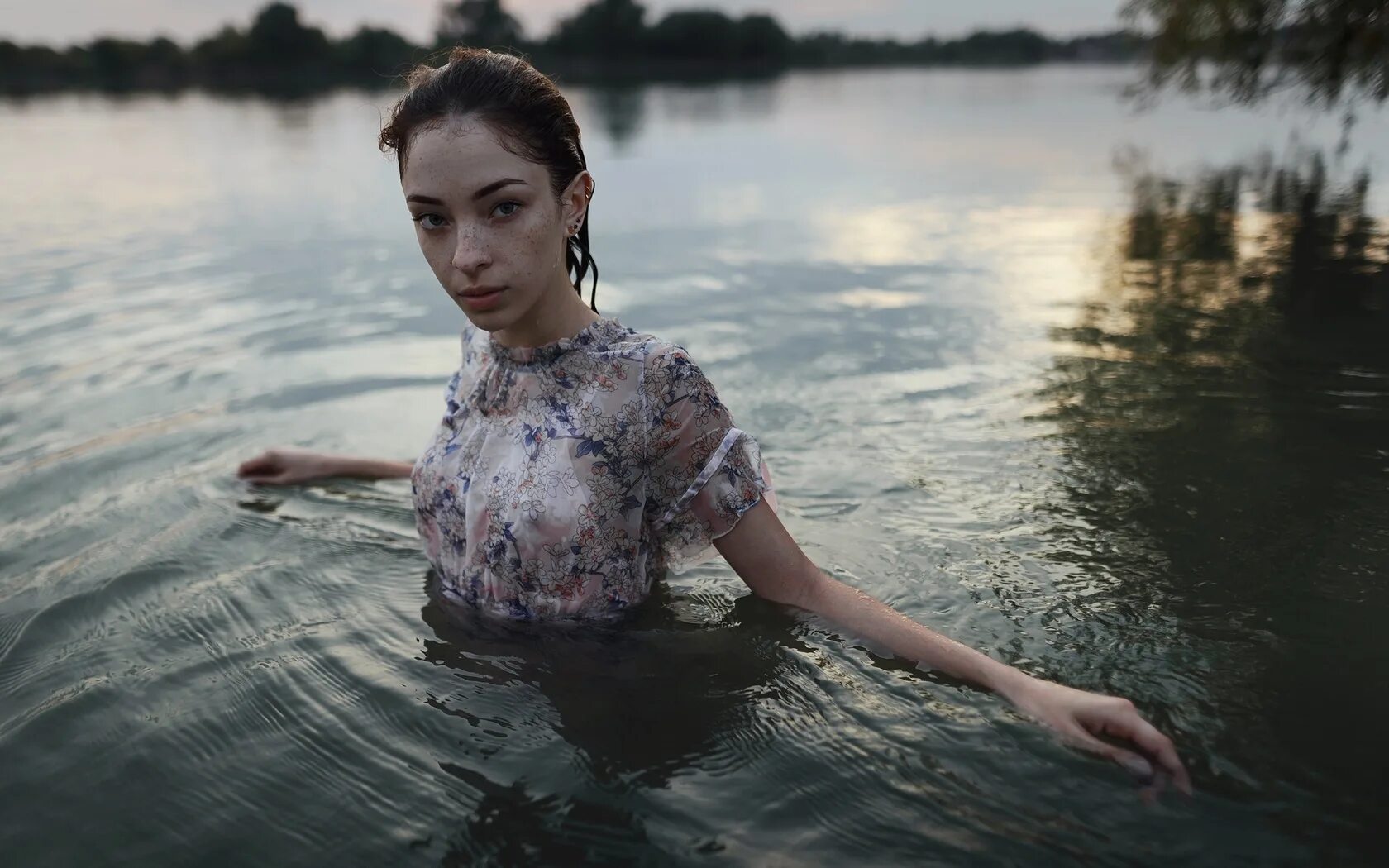 Одетые в воде