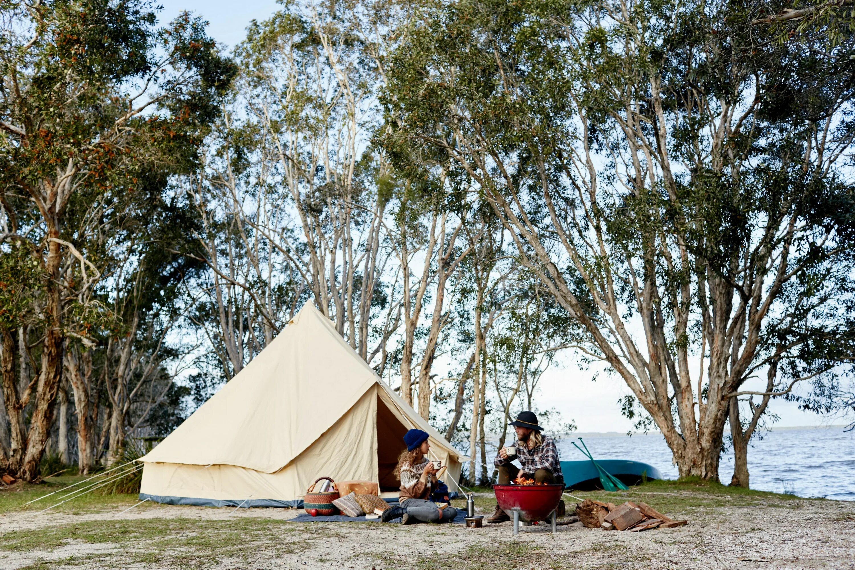 Near the camp. Forest camping. Эко кемпинг. Фэмили тент глэмпинг. Туристический лагерь.