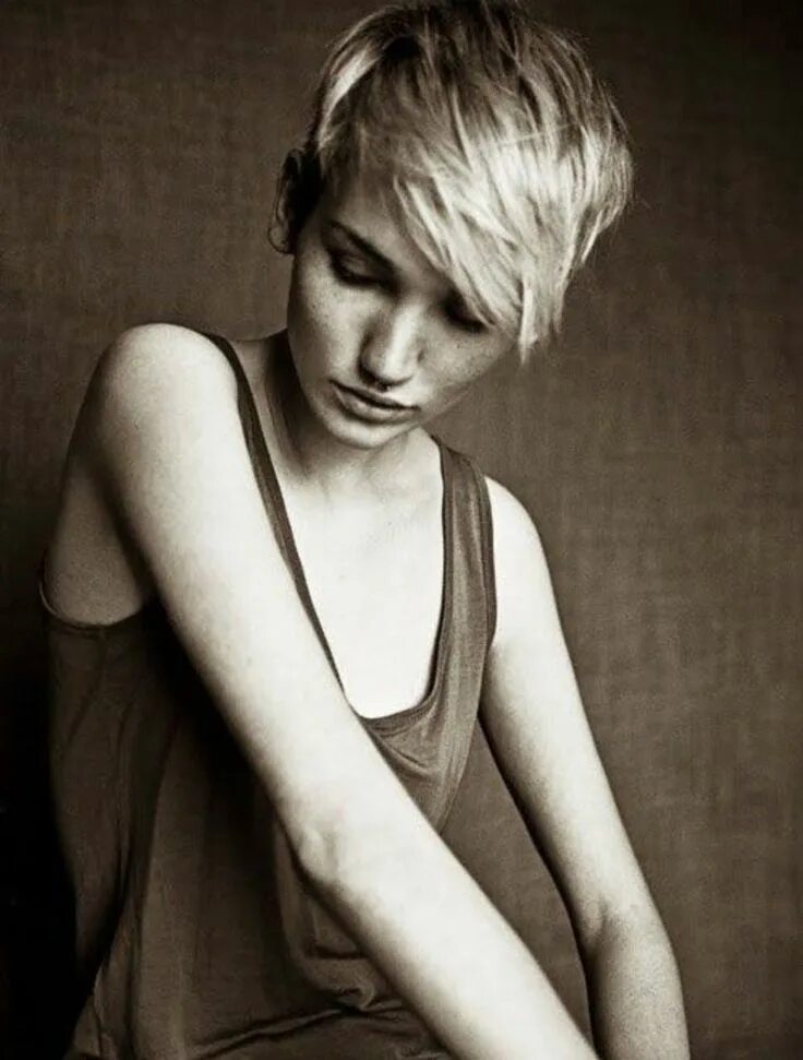 Блондинка с короткой стрижкой. Деваяки с короткими стрижками. Девушка с которой стрижкой в платье. Стрижка худые девушки. Фотосессия девушек с короткой стрижкой.