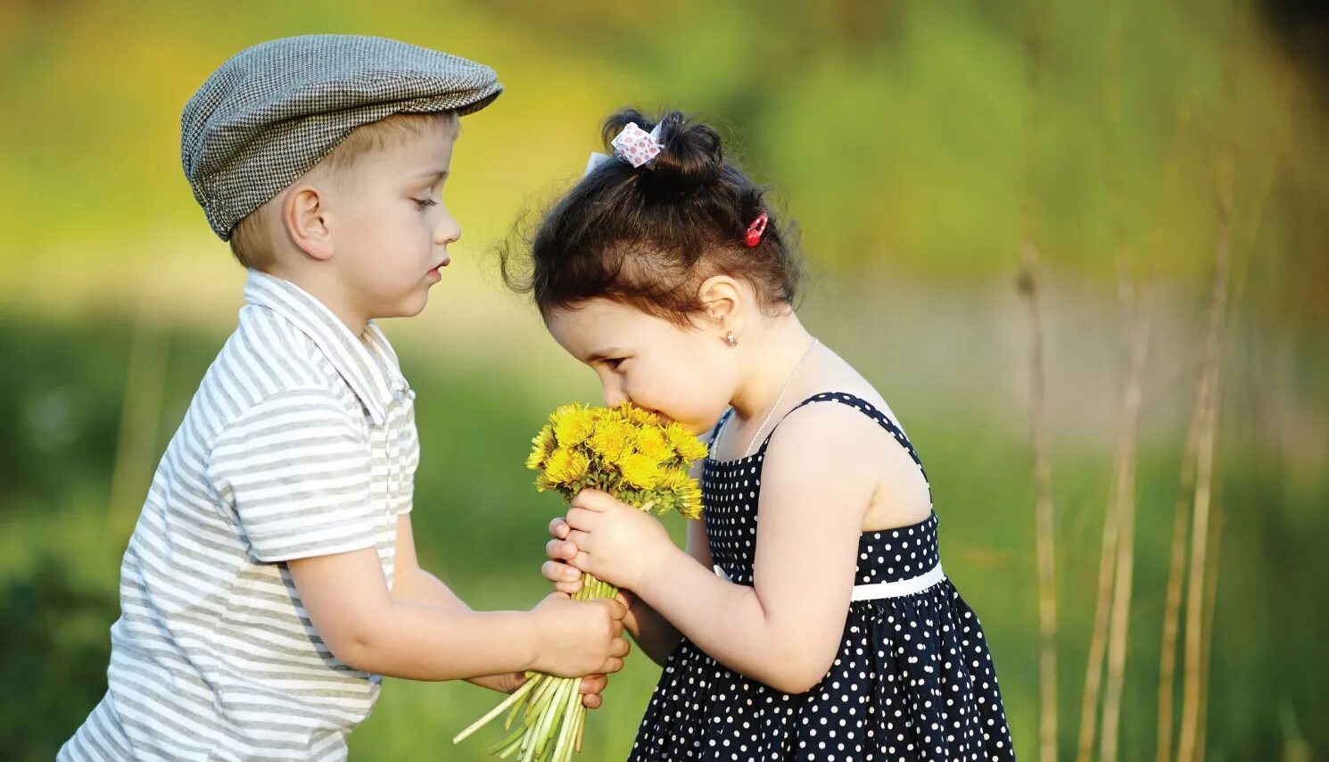 Жизнь мальчика и девочки. Дети мальчик и девочка. Маленькие мальчик и девочка. Мальчик и девочка обнимаются. Дети рассвета.