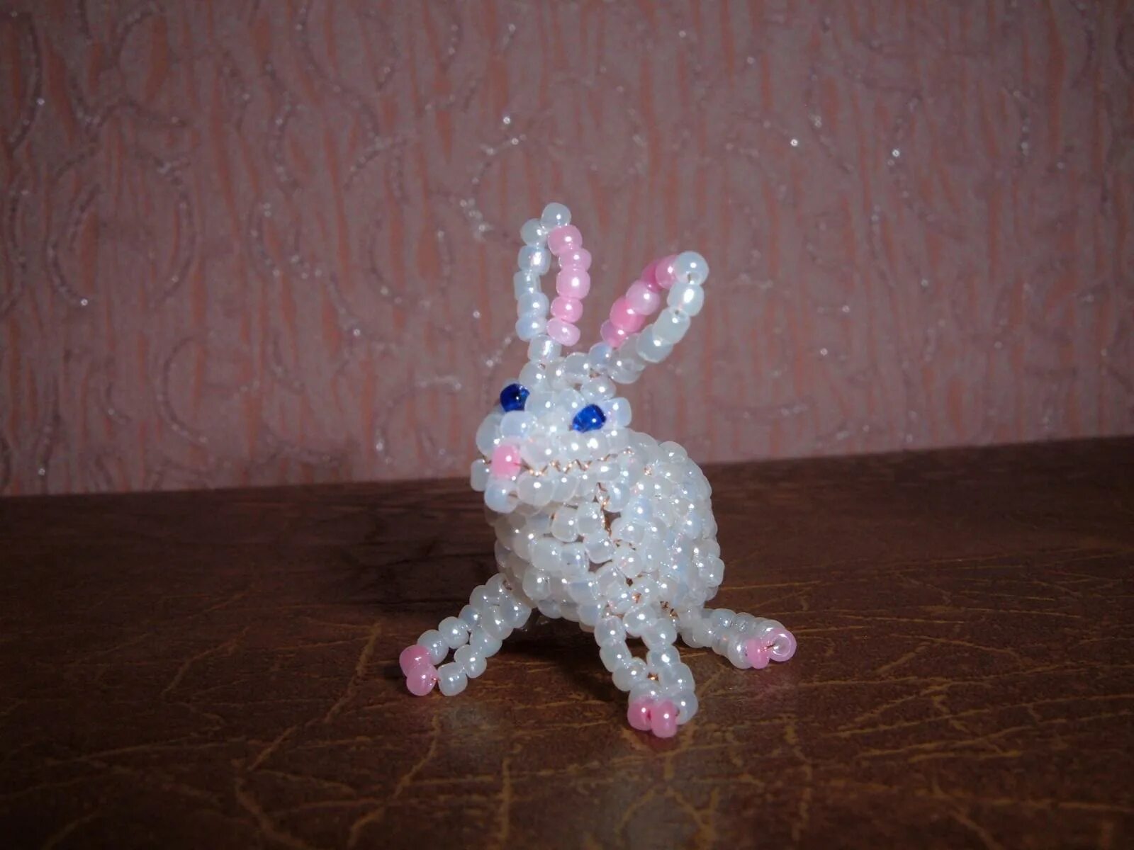 Зайчик из бисера объемный. Фигурки животных из бисера. Кролик из бисера. Зайчик из бисера объемный. Как сделать зайца из бисера.