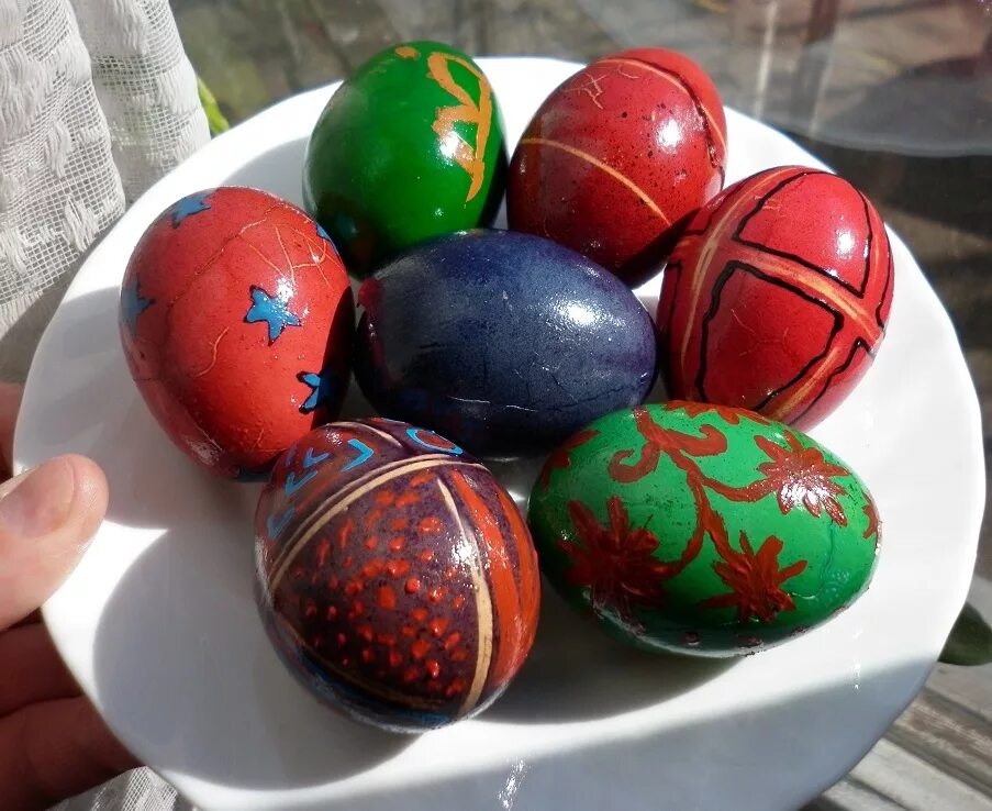 Крашеные яйца. Красим яйца. Краска для яиц на Пасху. Красим яйца на Пасху.