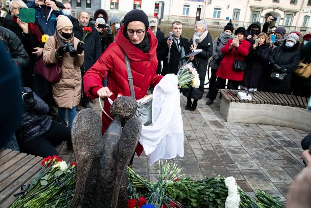 Вдова погибшего при исполнении. Гибель Марии Касьяненко. Печальный ангел памятник врачам в СПБ.