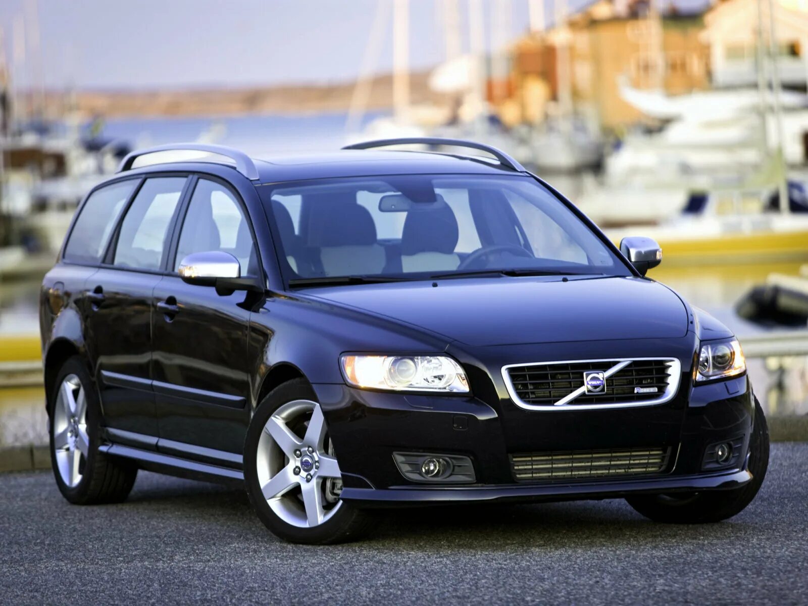 Купить вольво 1 поколения. Volvo v50 r. Volvo v50 универсал. Вольво v50 r Design. Volvo v50 2016.