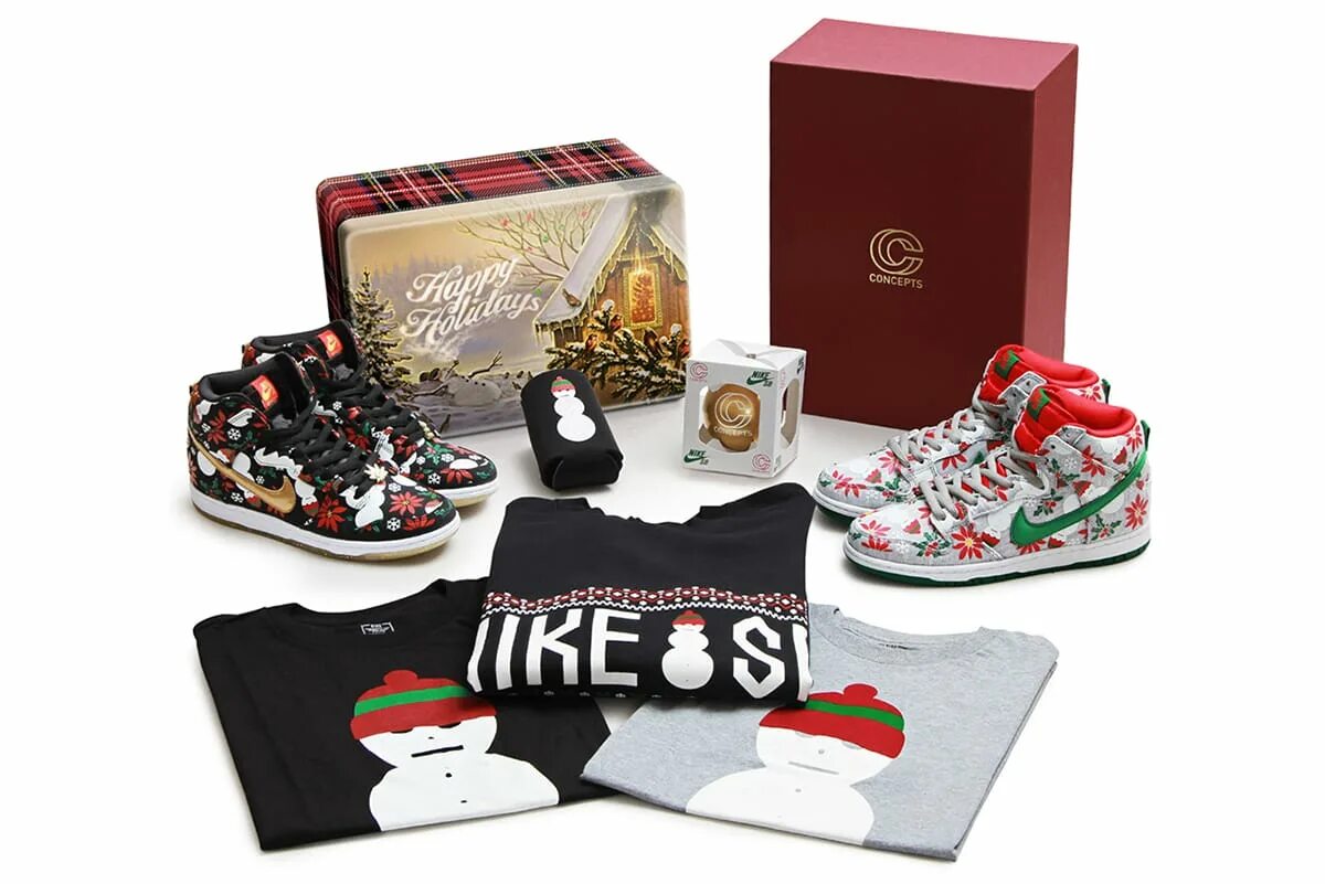 Можно дарить обувь. Nike Dunk Christmas Christmas. Новогодние кроссовки. Кроссовки в новогоднем стиле. Обувь в подарок.