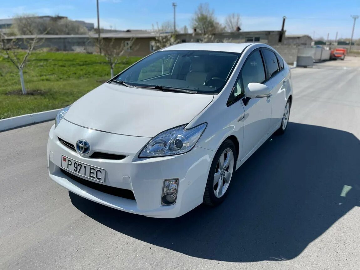 Купить приус дром. Toyota Prius 1.8 Hybrid. Toyota Prius Hybrid 2010. Тойота Приус гибрид 2009. Тойота Приус гибрид 2022.