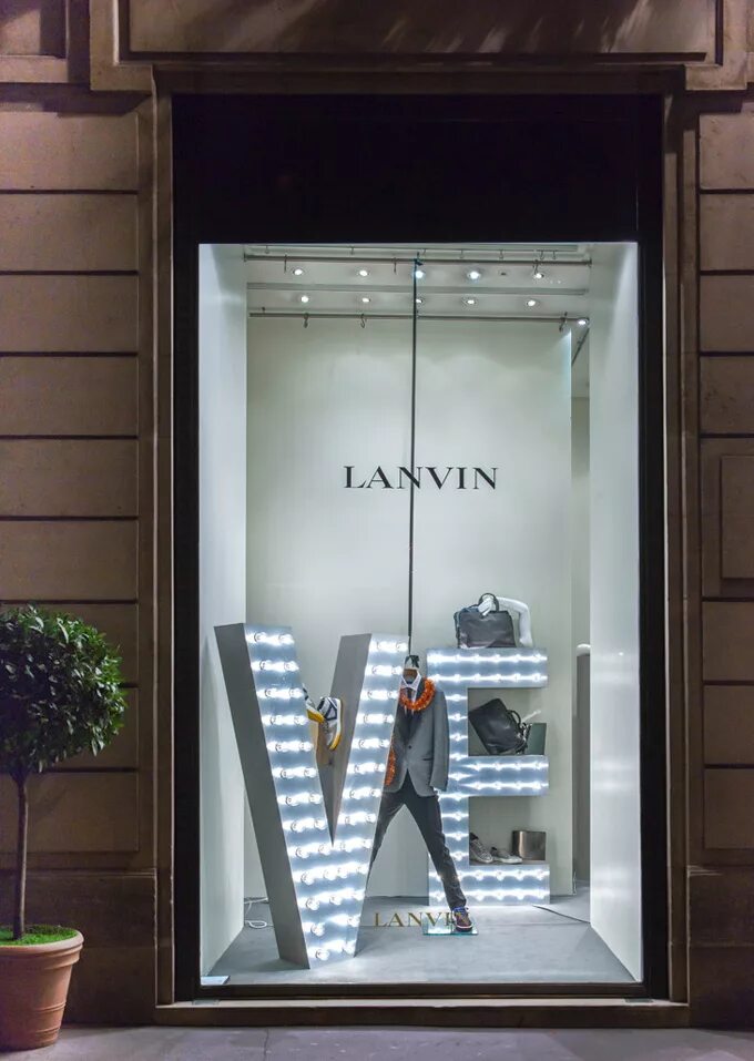 Витрина Ланвин. Lanvin Paris кроссовки. Модные витрины. Современные витрины для магазинов. Организация витрины