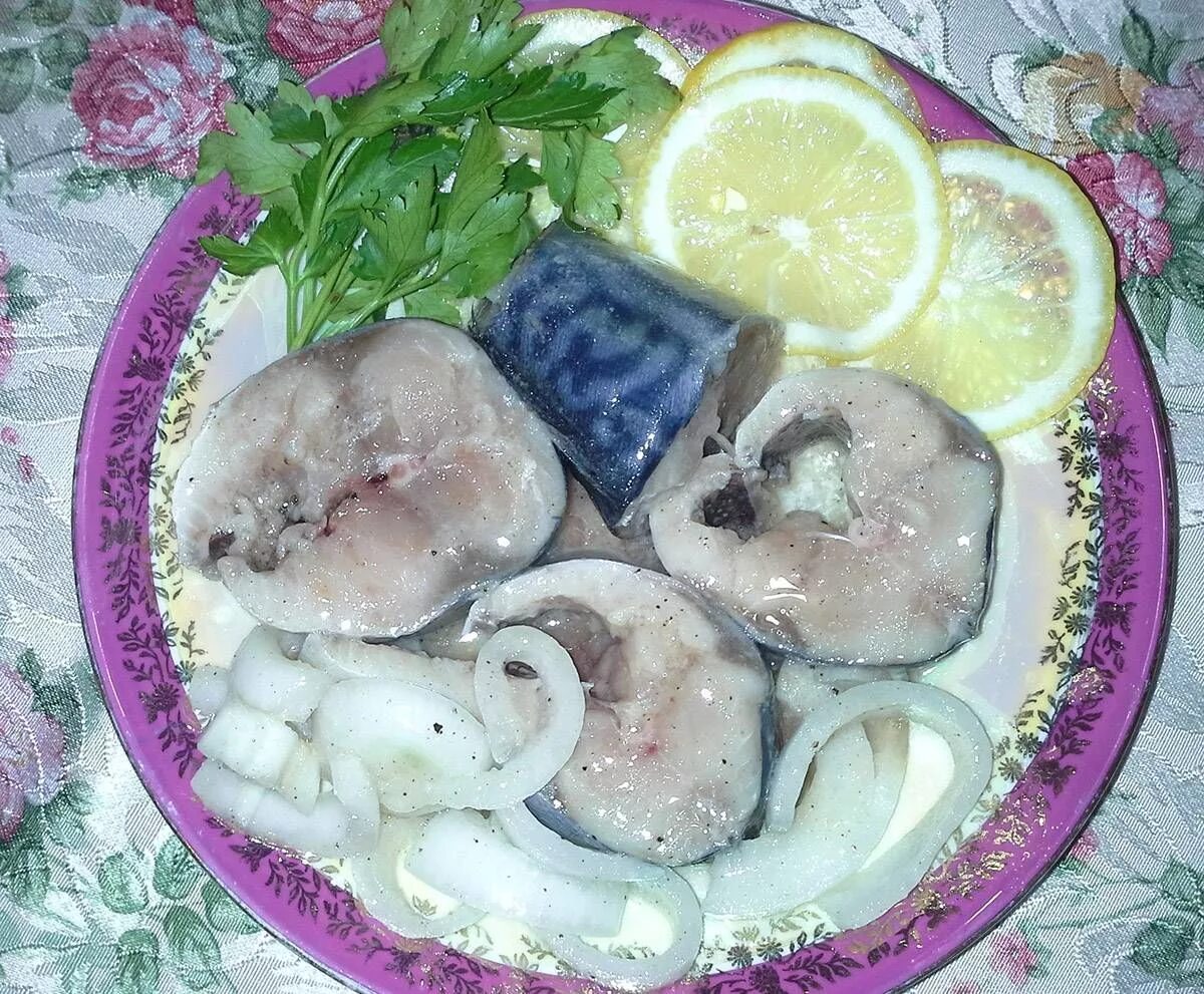 Скумбрия малосольная. Скумбрия солёная кусочками с луком. Рецепт маринованной скумбрии кусочками с луком. Скумбрия малосольная с луком. Скумбрия маринованная в домашних условиях очень вкусная за 2 часа.