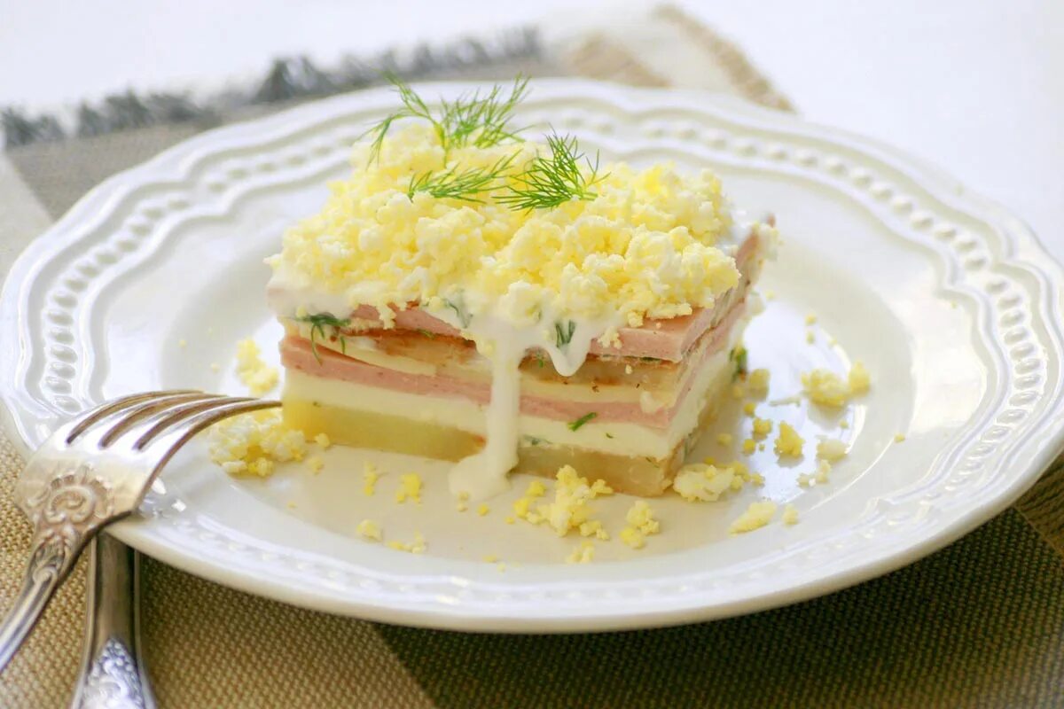 Картофельная лазанья с фаршем. Лазанья с картошкой. Лазанья из картофеля. Лазанья из слоеного теста. Лазанья из картофеля.