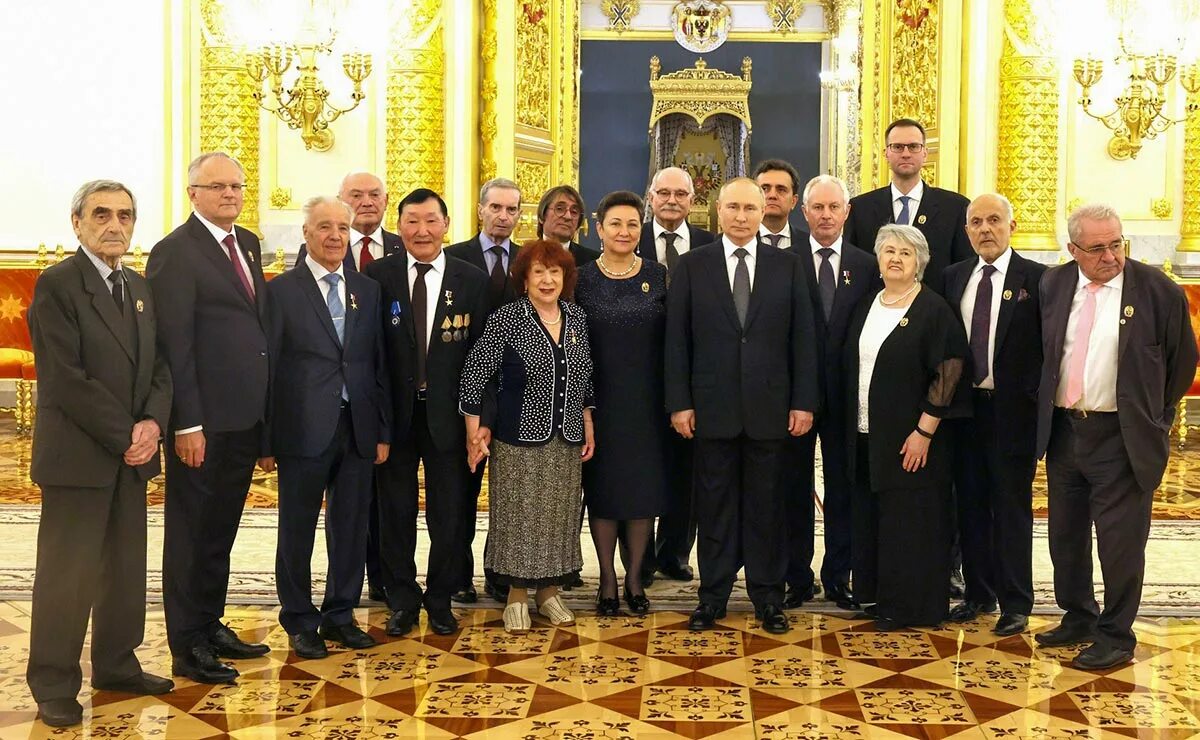 в кремле президент рф вручает государственные награды. екатерининский зал московского кремля путин награждение. награждение государственными наградами в кремле. награждение государственными наградами в кремле. награждение олимпийцев в кремле 2021.