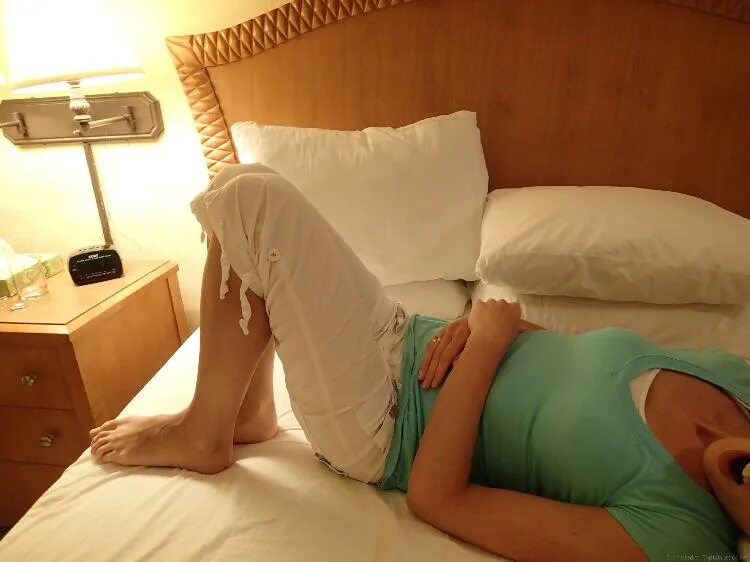 мужчина и женщина в номере отеля. деловые люди в аэропорту. начальник пристает. мужские домогательства. замужнюю коллегу в командировке.