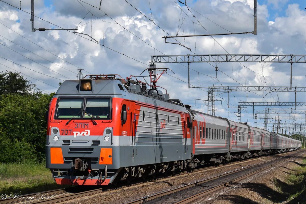 Электровозы пассажирских поездов. Эп1м 001. Эп1м с пассажирским поездом. Локомотив НЭВЗ эп1. Пассажирский электровоз эп1м.