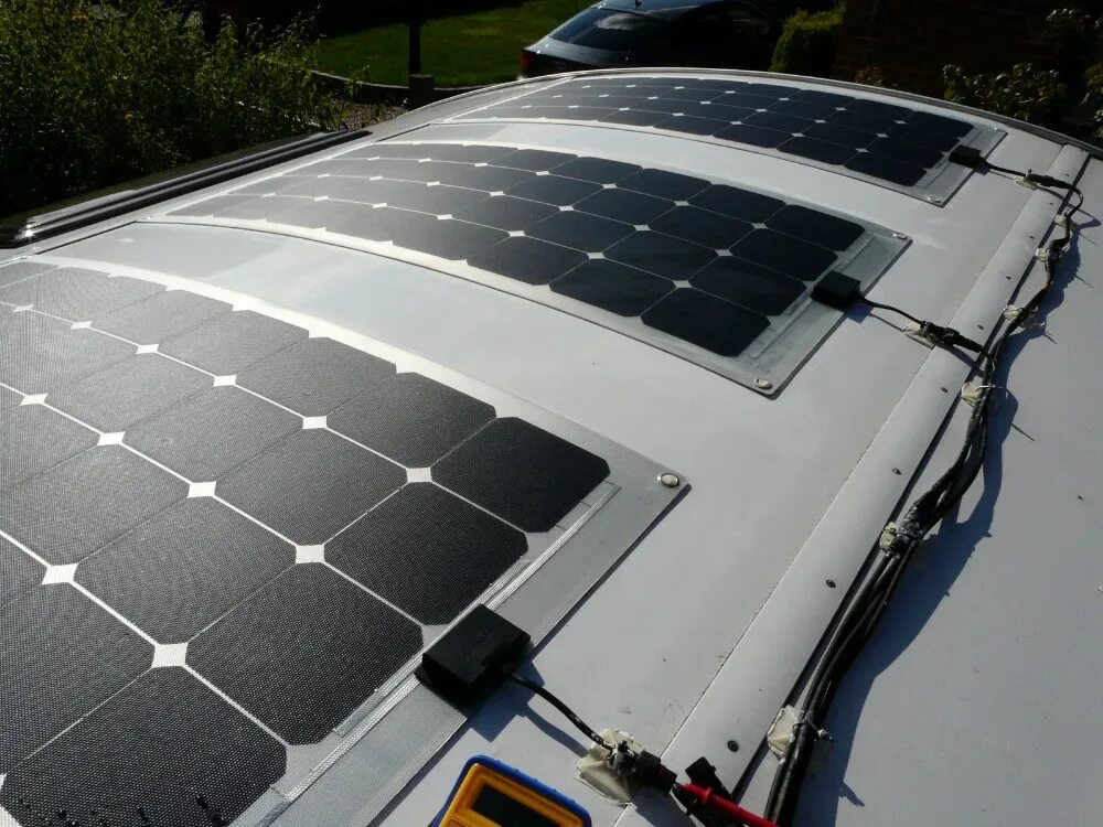 Солнечная батарея 100w. Солнечный автомобильные панели. Солнечный автомобильные панели. Гибкая солнечная панель на крышу автомобиля. Солнечная батарея на крышу автомобиля.