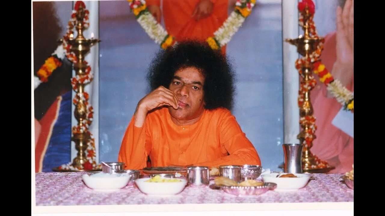 Секта с туманного острова фильм. Секта баб. Сатья саи баба секта. Саи баба материализация. Ашрам саи бабы в путтапарти.