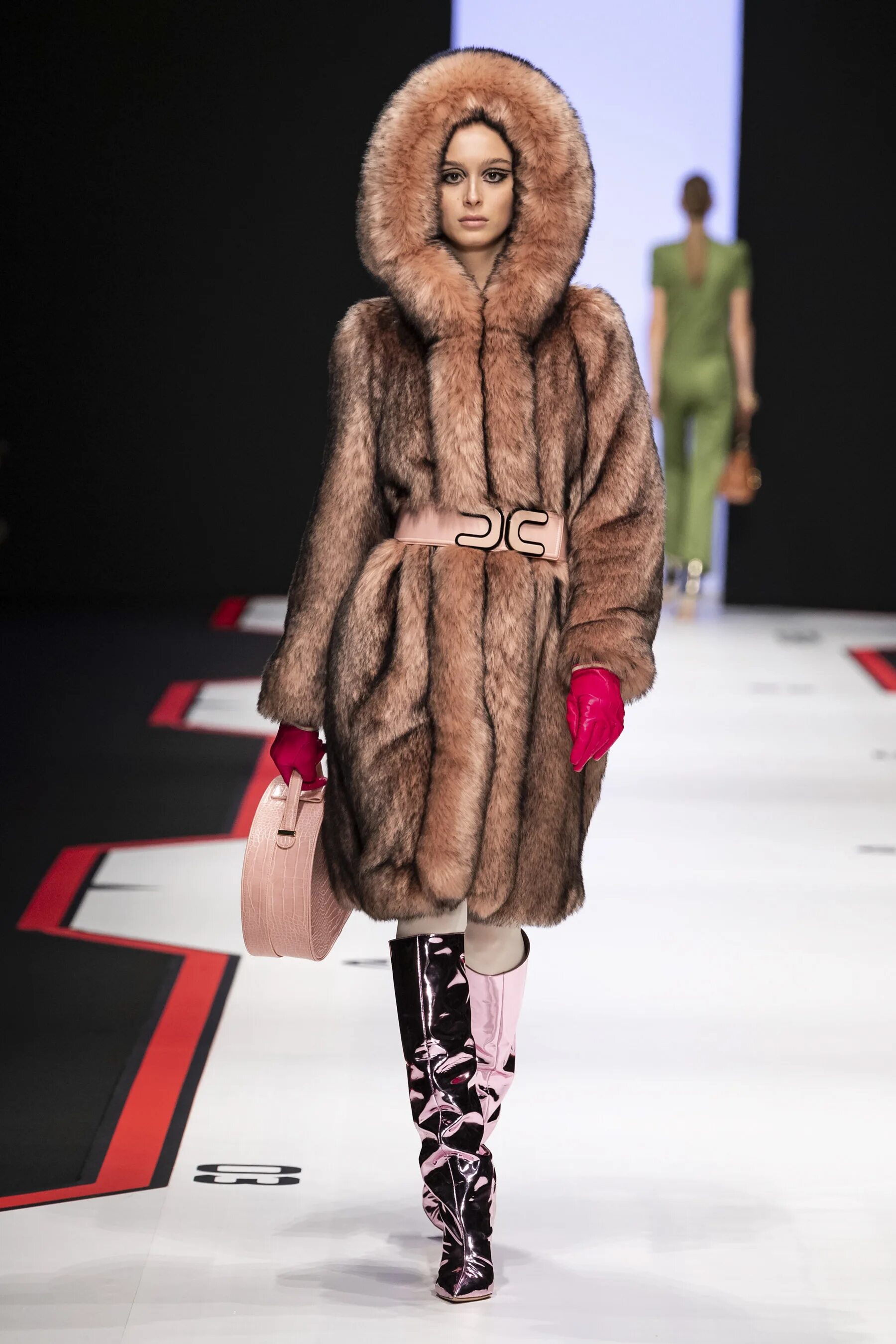 Шубы 2022 vogue. Шубы из искусственного меха на подиуме 2022. Норковые шубы 2022. Дизайнерские шубы из искусственного меха. Шуба тренд 2022-2023.