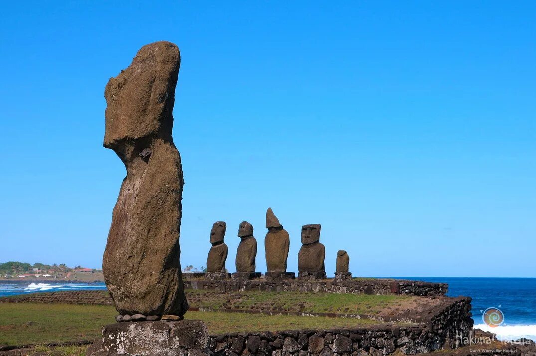 Статуи на острове. Каменные истуканы острова Пасхи. Идолы острова Пасхи. Моаи на острове Пасхи. Остров Пасхи статуи.