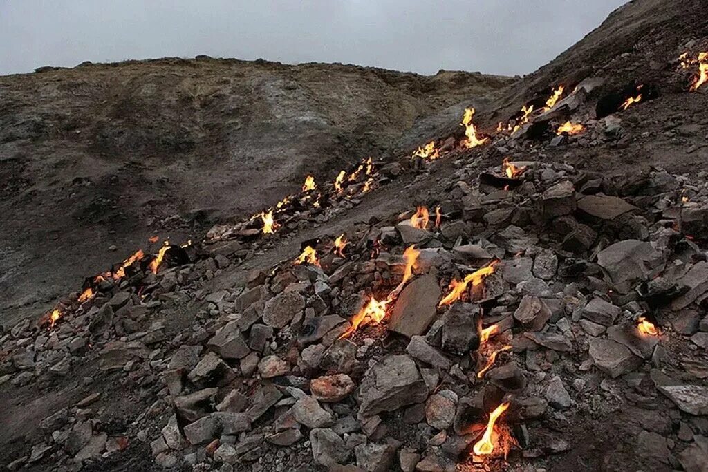 Огонь на турецком. Огненная гора химера турция. Огненная гора янарташ ночью. Огненная гора в турции. Гора янарташ огни химеры турция.
