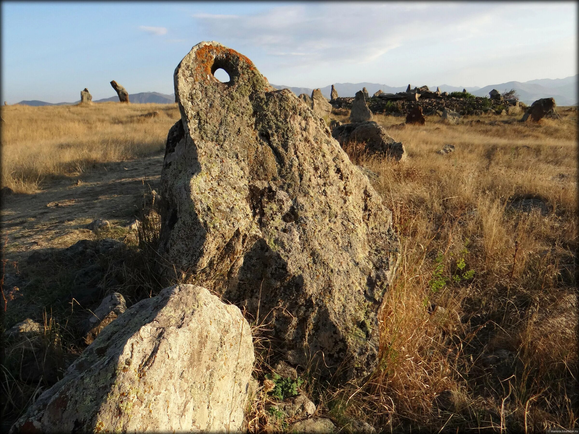 Участки в армении. Караундж Армения. Каменная земля. Караундж (село). Туров камни из земли.