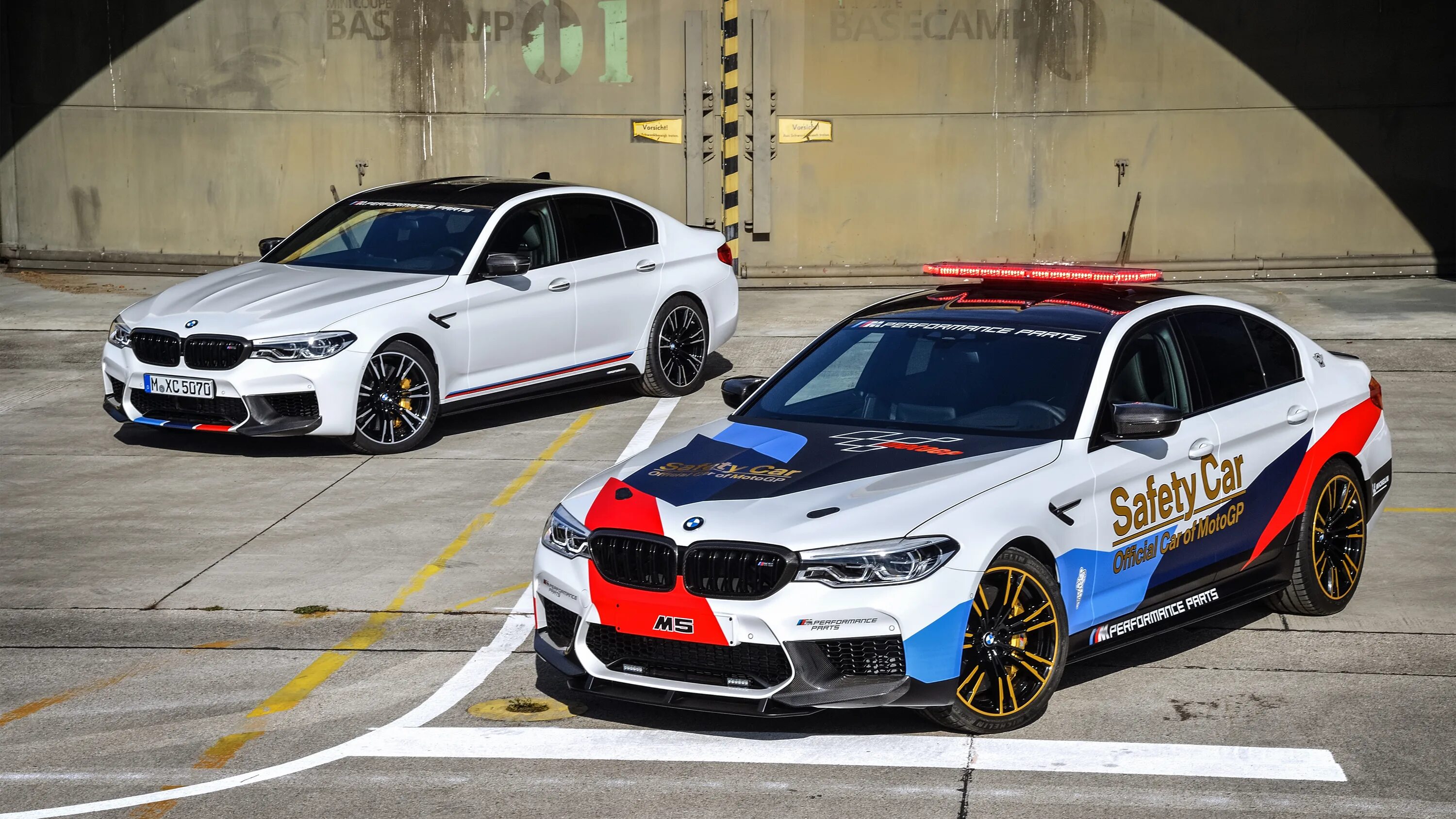 Гонки бмв м5. BMW m5 f90. Safety car BMW f90. BMW m5 Safety car. БМВ м5 спортивная.