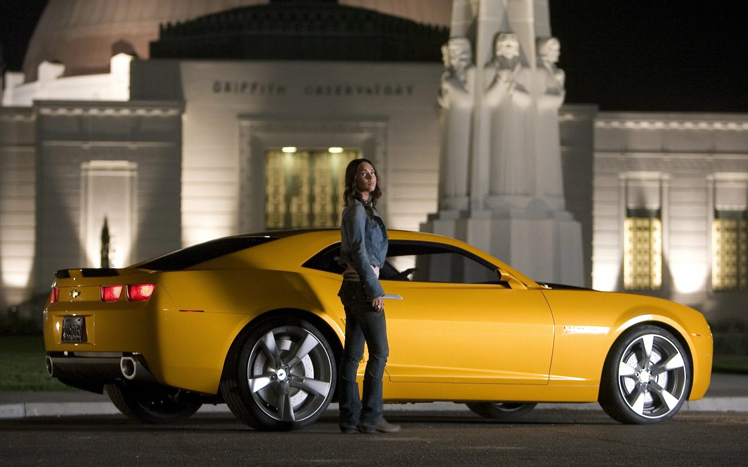 Какая машина у мажора в 1. Меган Фокс и Камаро. Меган Фокс и Шевроле Камаро. Chevrolet Camaro Transformers 2007. Меган Фокс трансформеры.