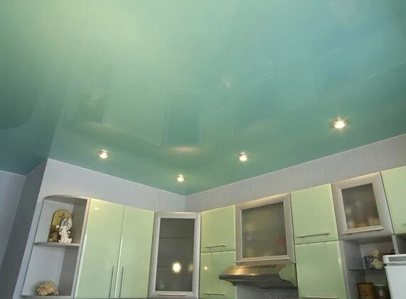Цветной потолок на кухне. Цветной натяжной потолок на кухне. Потолок на кухне натяжной одноуровневый. Натяжные потолки цветные однотонные. Потолки ньютон