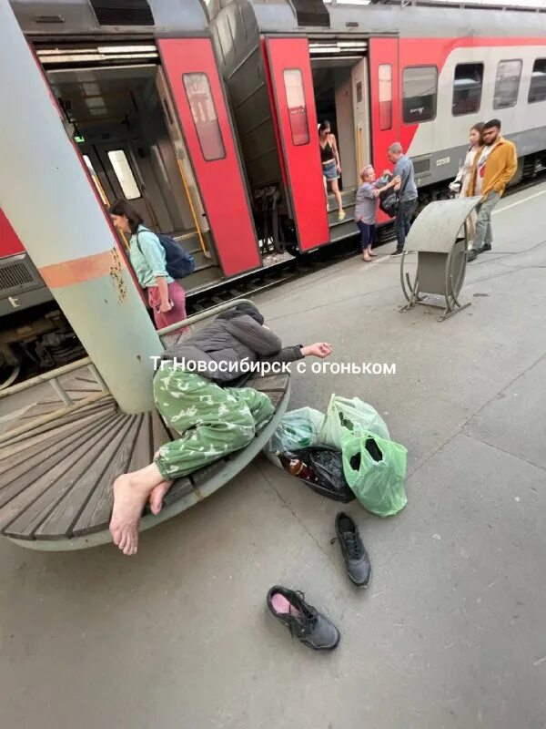 Иерусалимская луна. Фейерверк 9 мая. Дтп на большевистской возле бургер кинга в новосибирске сегодня. Новосибирск с огоньком. Загрязнение воздуха.