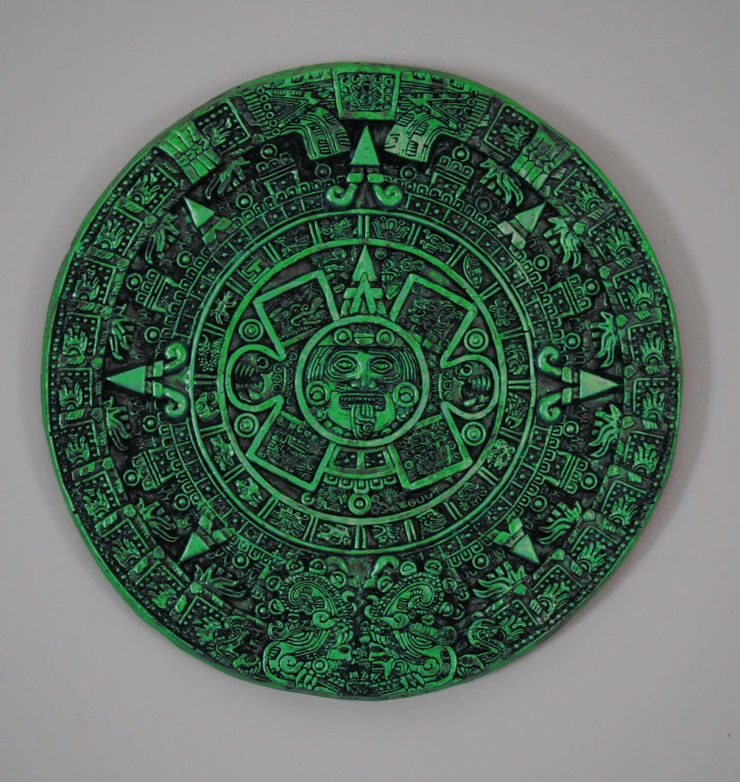Слушать повесть календарь майя. Камни Майя. Камень солнца. Ацтекский камень солнца. Зеленый камень ацтеков.