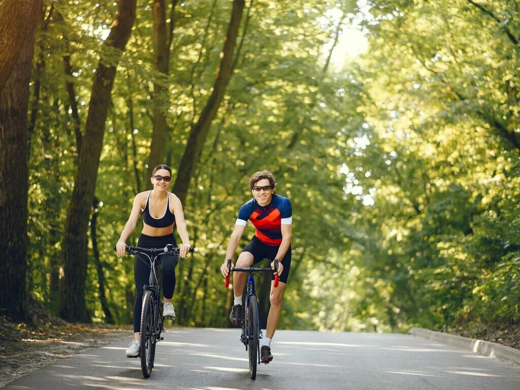 Что лучше бег или велосипед. ЗОЖ фото. Пара на велосипедах. Здоровый образ жизни фото велосипед. Велосипедная прогулка картина три человека в лесу.