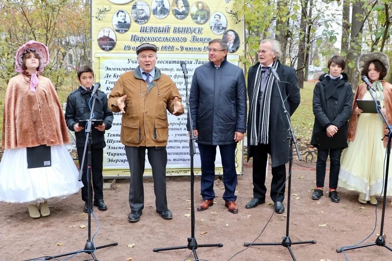 Ни лицейских садов ни царскосельских озер. Встреча в лицейском саду. Абзалилов Ахметгани.