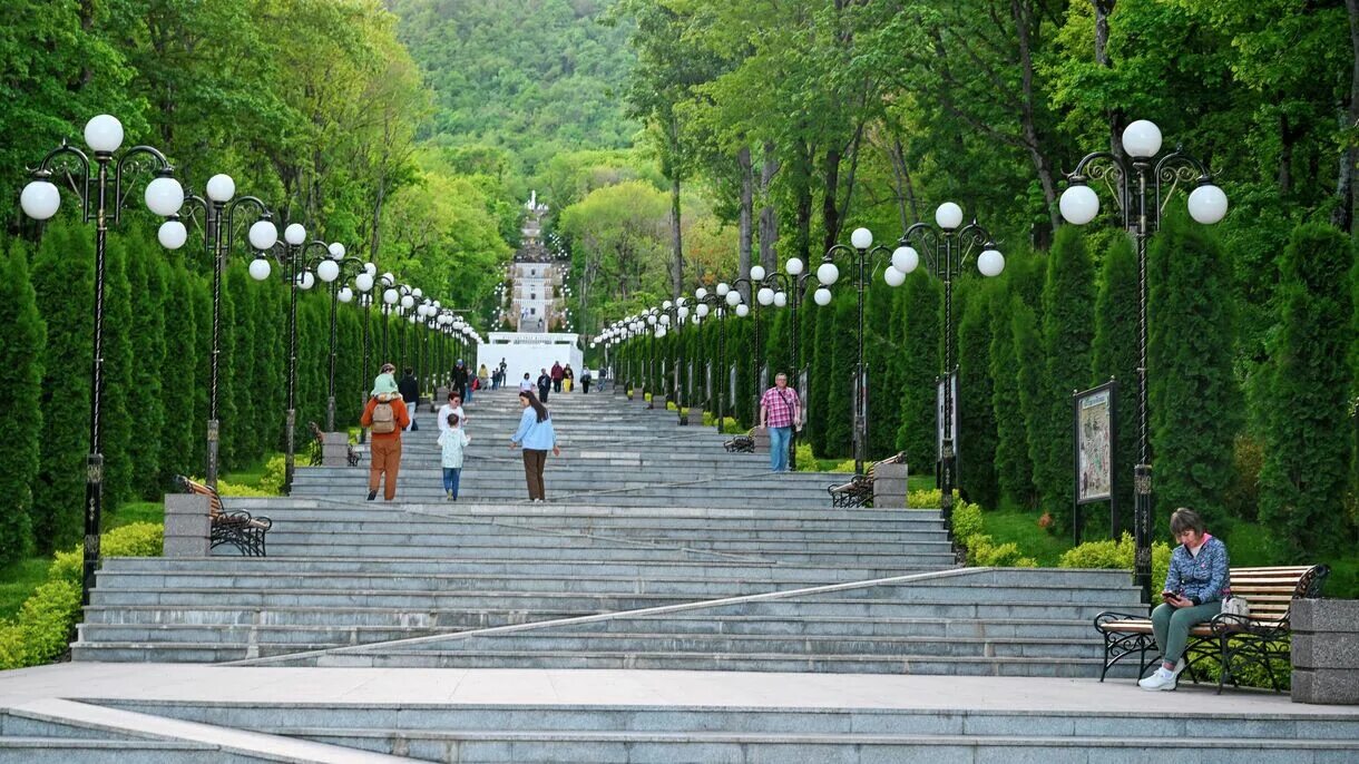 Железноводск в июне. Железноводск парк каскадная лестница. Железноводск каскадная лестница 2020. Новая каскадная лестница в Железноводске. Гора железная Железноводск каскадная лестница.