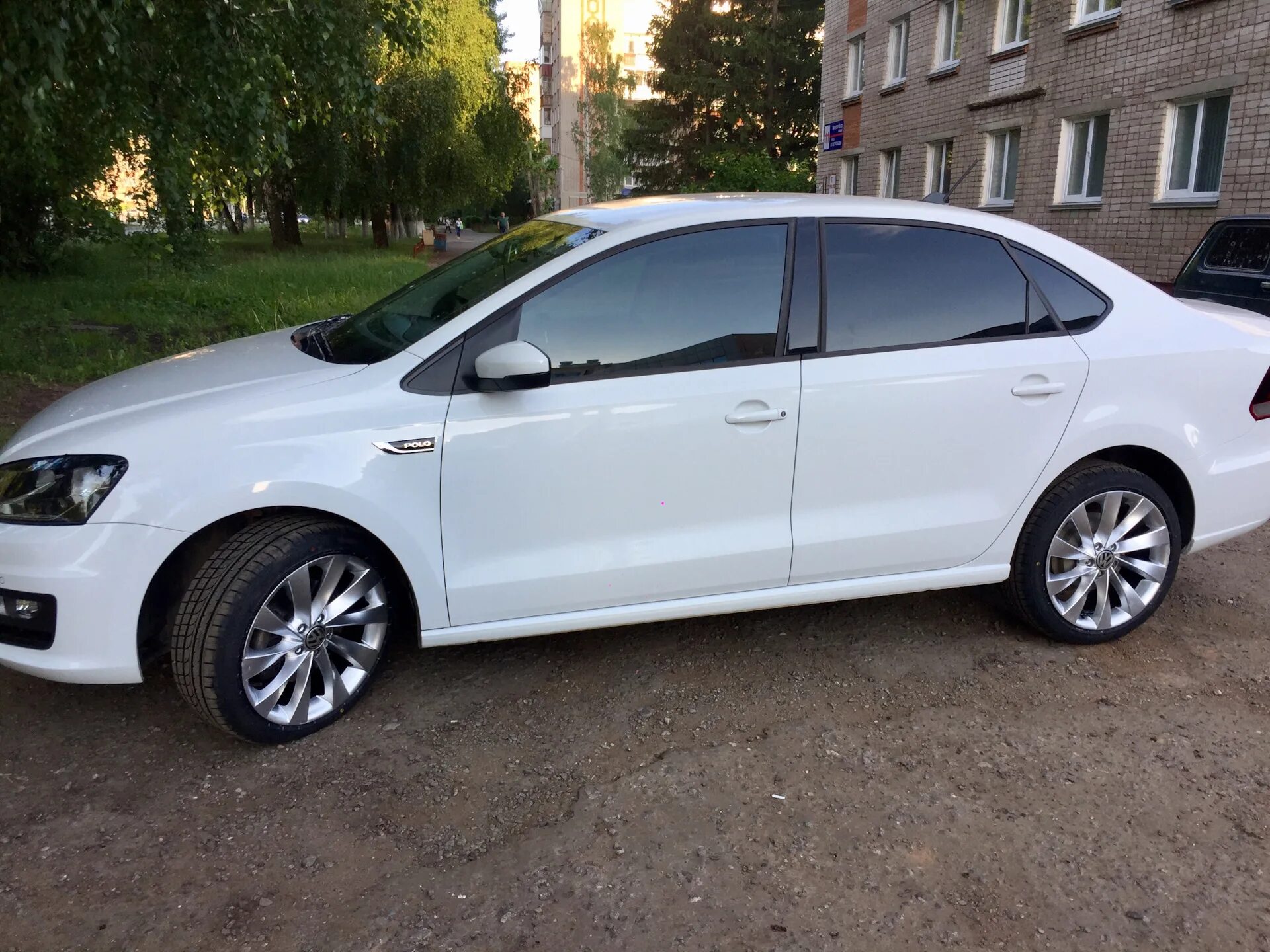 Фото р17. Polo sedan r17. Поло седан белый r17. R17 на поло седан. VW Polo sedan r17.