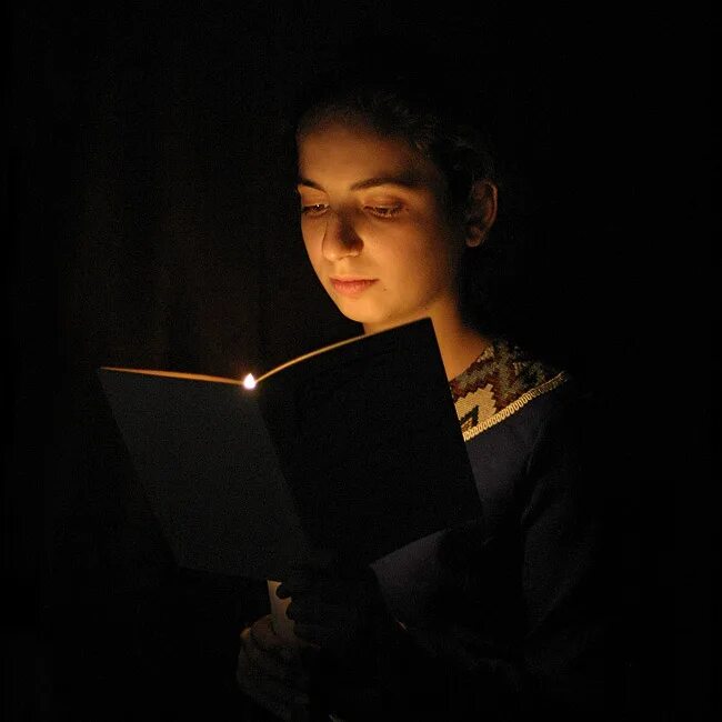 Чтецы стихов видео. Выразительное чтение на ночь. Человек читает ночью. Чтец стихов. Образ девушки-чтеца.