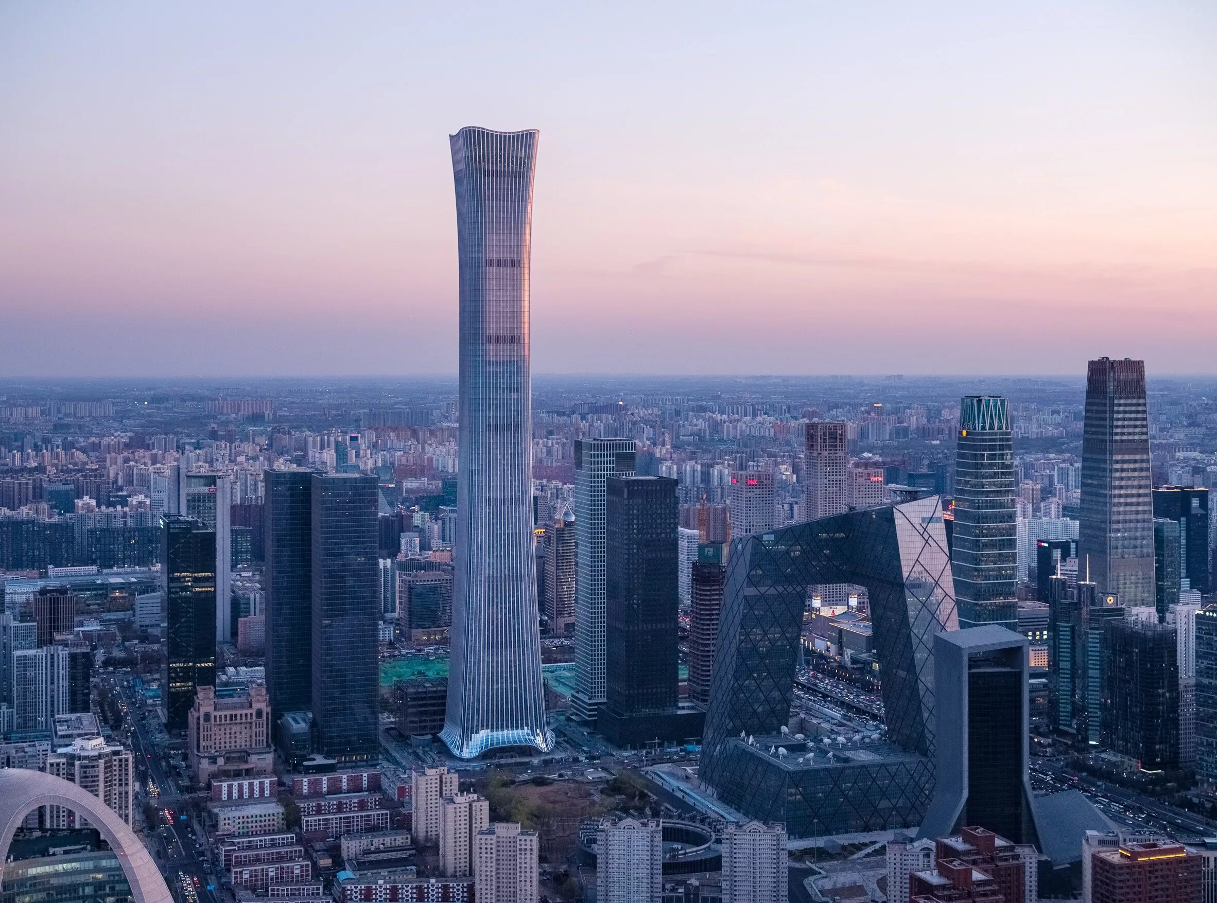 Небоскреб столица. Пекинская башня CITIC. Пекин высотки. Пекин Шанхай небоскребы. Небоскреб Гонконга скайскрепер.