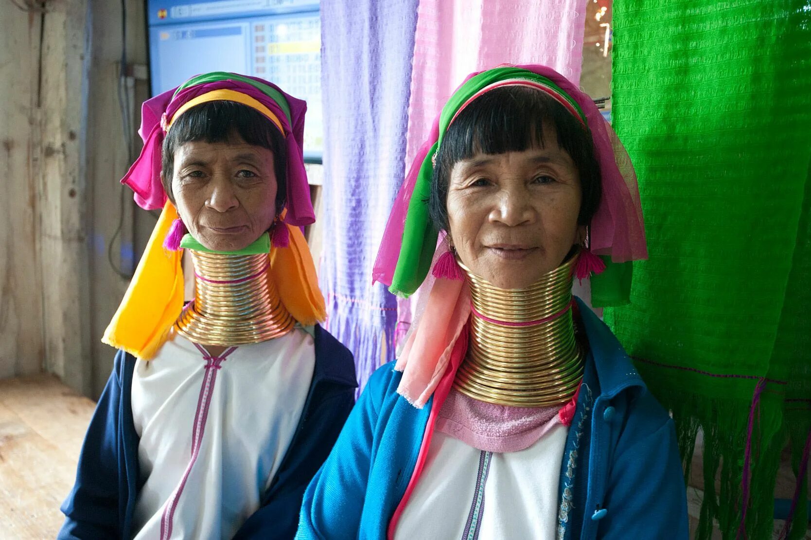 Длинная шея длинная жизнь. Племя Падаунг Бирма. Женщины из племени Падаунг Бирма 1913. Племя Падаунг Бирма без колец. Люди с длинной шеей.